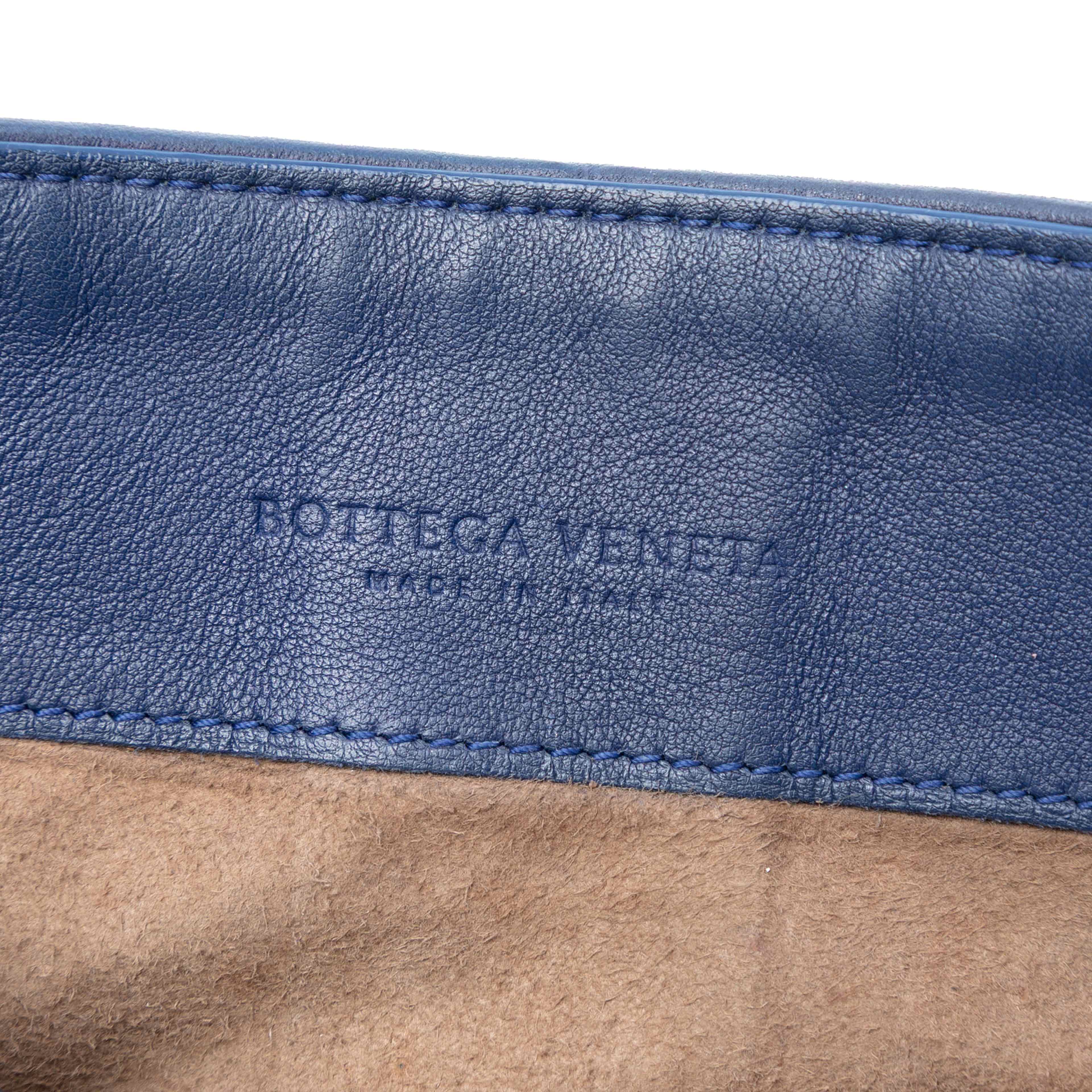 Bottega Veneta Nappa Intrecciato Flap Crossbody, från Luxclusif, i färgen blue. Klicka för att öppna bilden i stort format