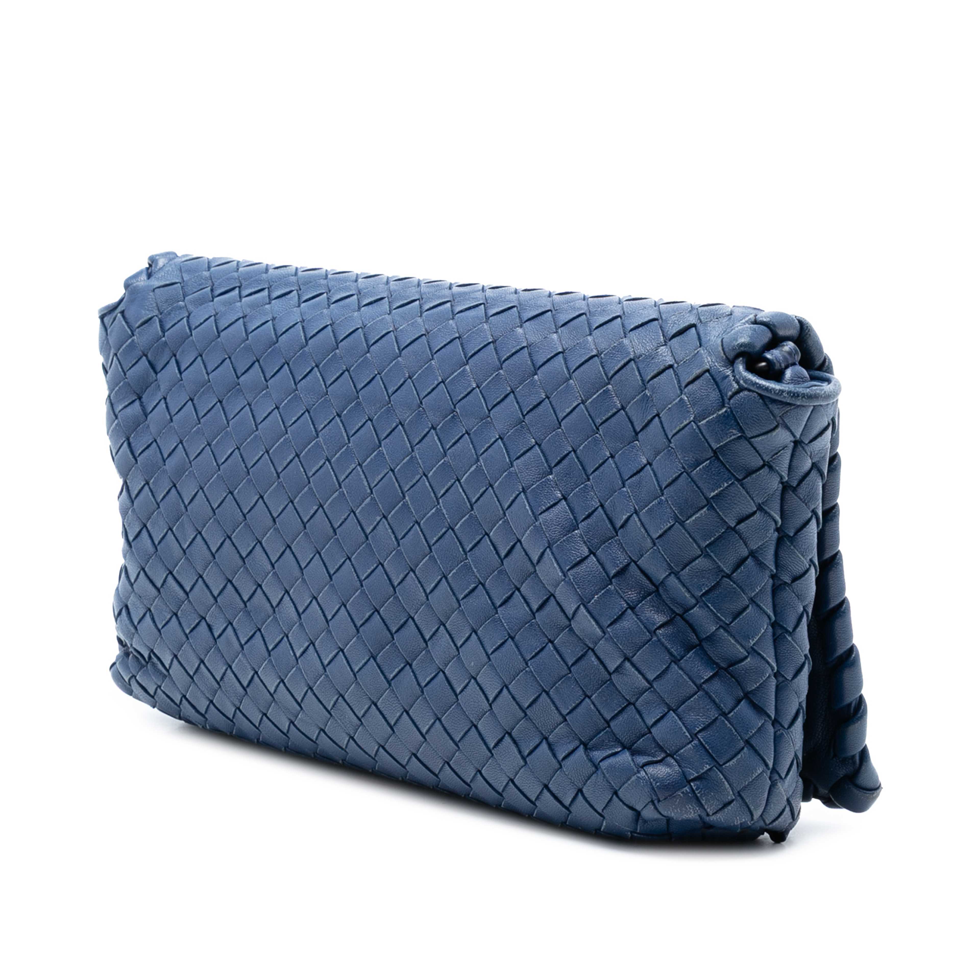 Bottega Veneta Nappa Intrecciato Flap Crossbody, från Luxclusif, i färgen blå. Klicka för att öppna bilden i stort format