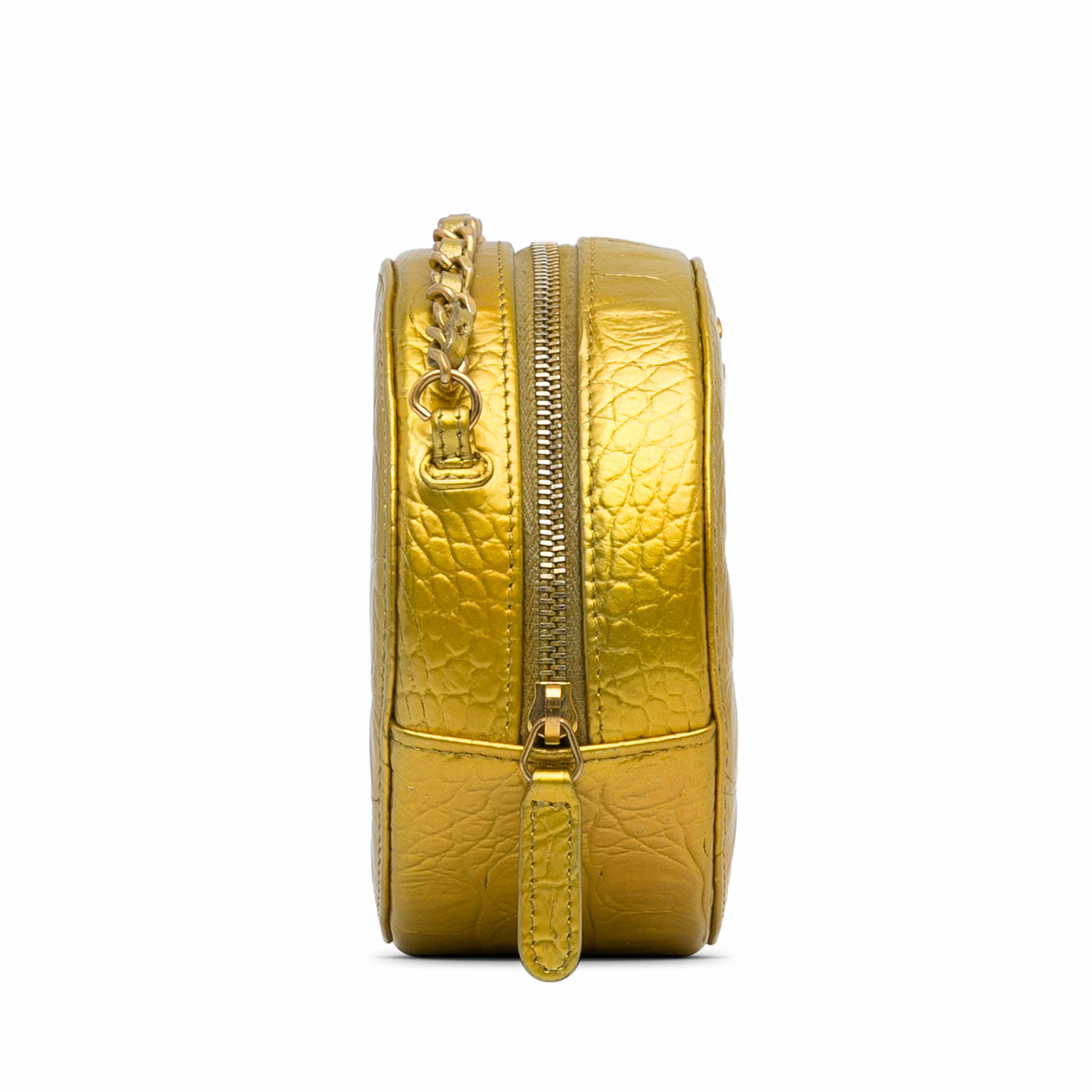 Chanel Paris-new York Coco Croc Round Crossbody Bag, från Luxclusif, i färgen guld. Klicka för att öppna bilden i stort format