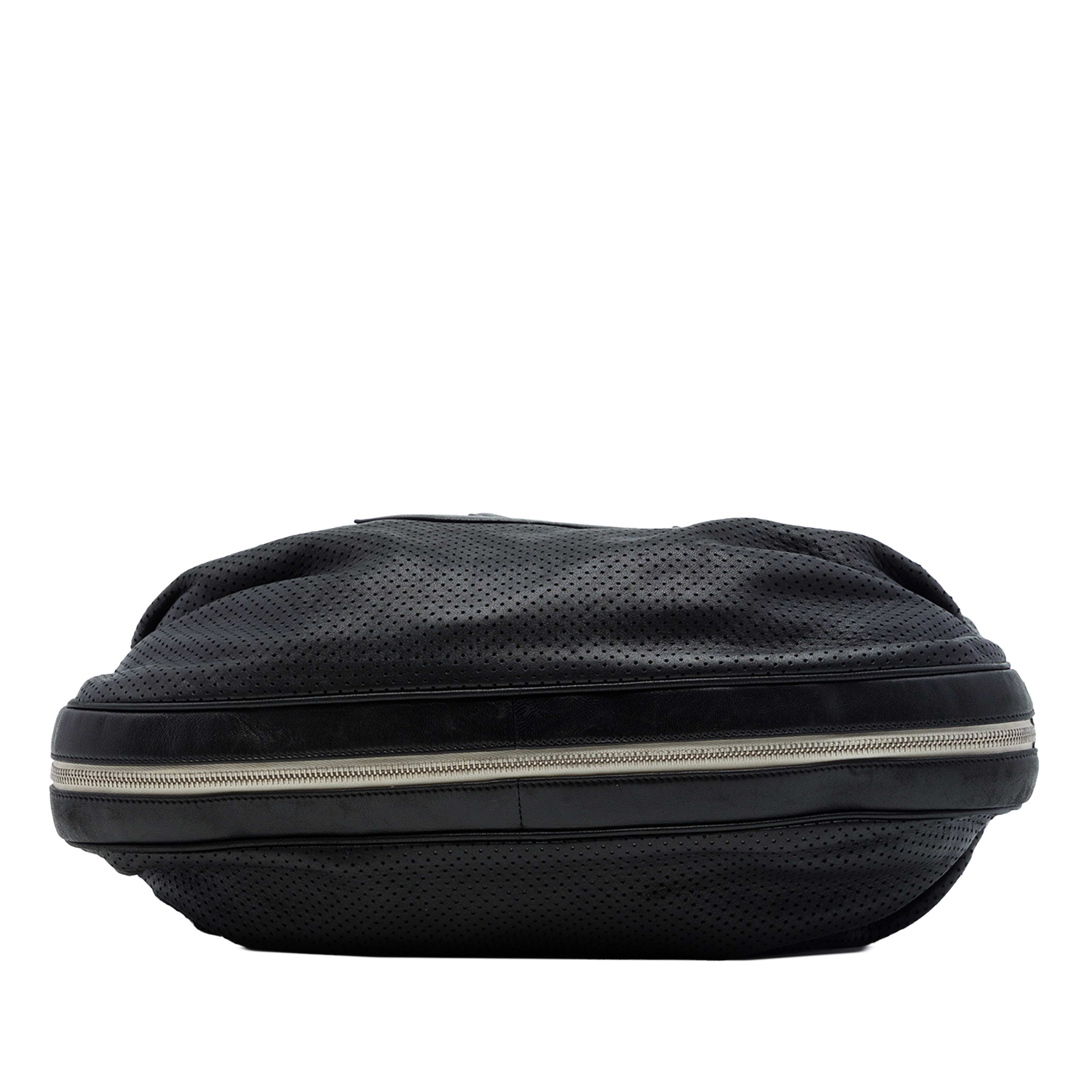 Chanel Perforated Lambskin Baseball Spirit Ligne Hobo, från Luxclusif, i färgen svart. Klicka för att öppna bilden i stort format
