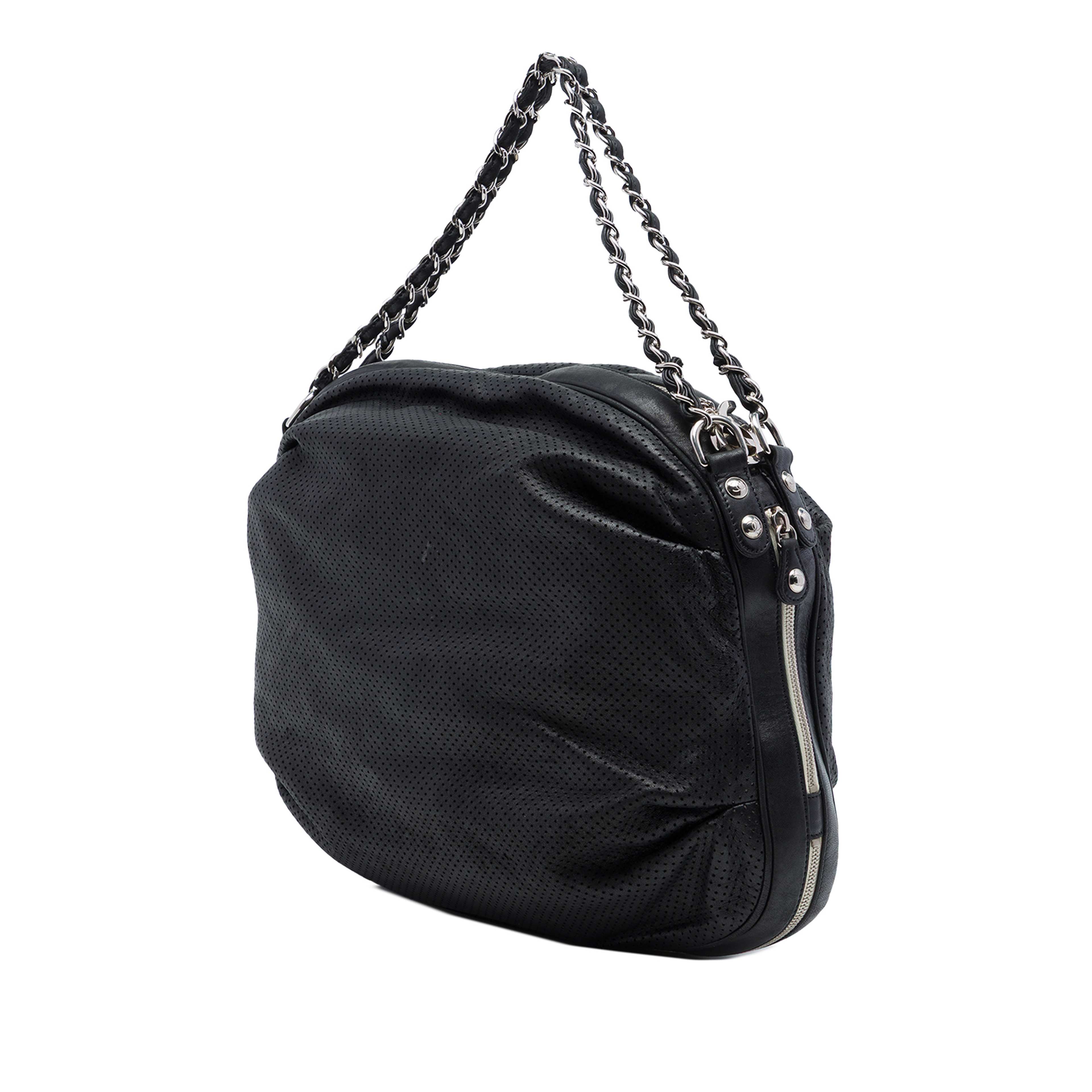 Chanel Perforated Lambskin Baseball Spirit Ligne Hobo, från Luxclusif, i färgen svart. Klicka för att öppna bilden i stort format