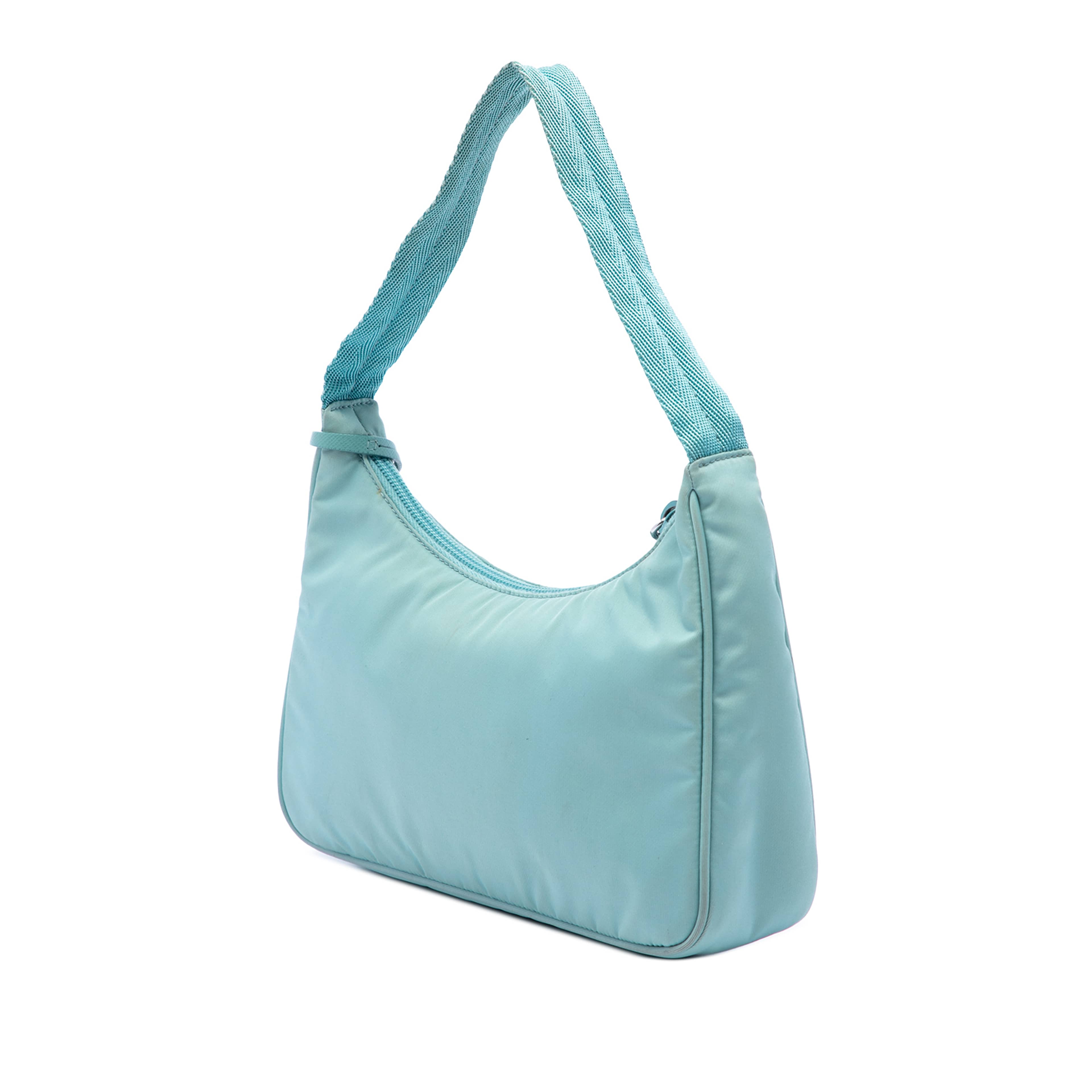 Prada Mini Tessuto Re Edition 2000 Shoulder Bag, från Luxclusif, i färgen blå. Klicka för att öppna bilden i stort format