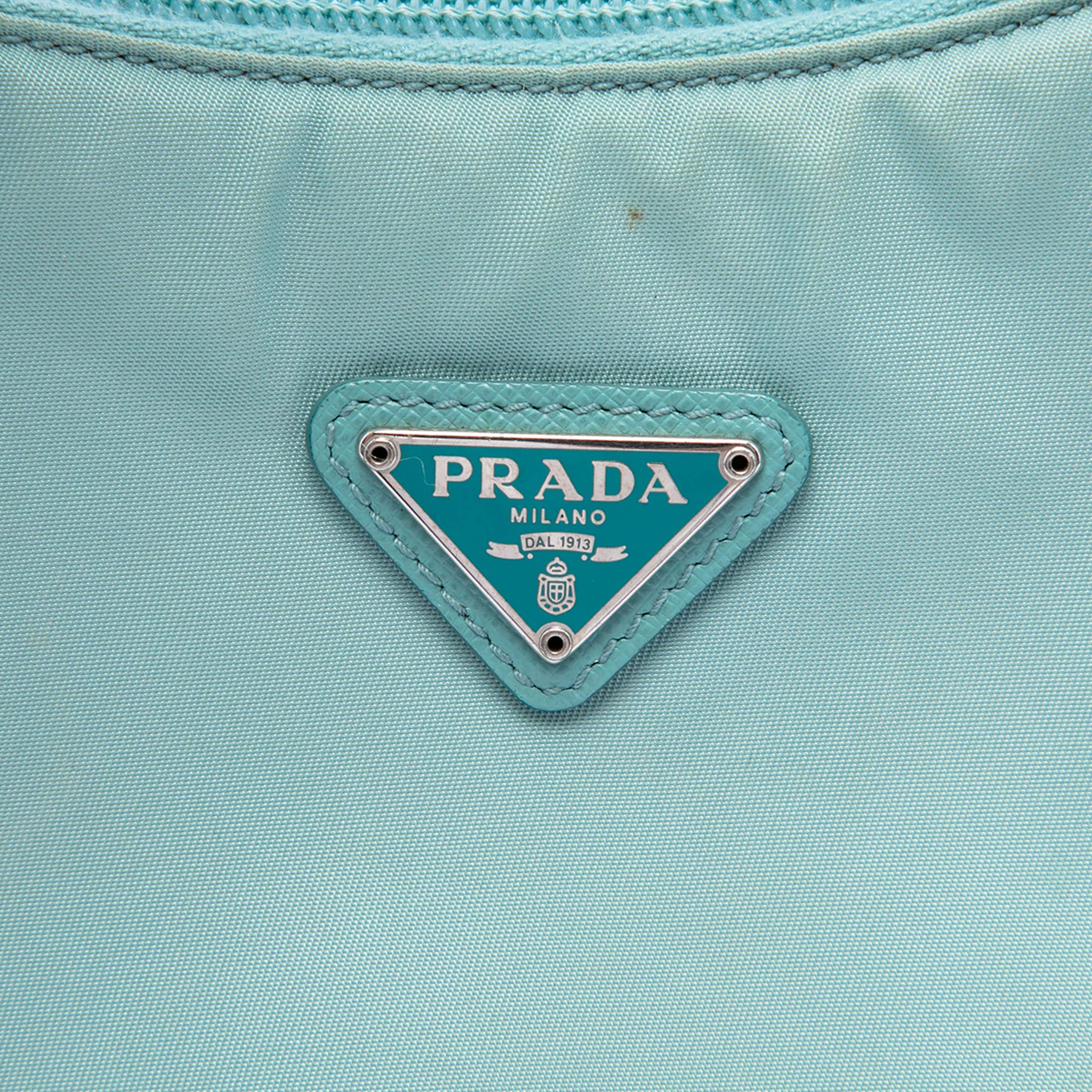 Prada Mini Tessuto Re Edition 2000 Shoulder Bag, från Luxclusif, i färgen blå. Klicka för att öppna bilden i stort format