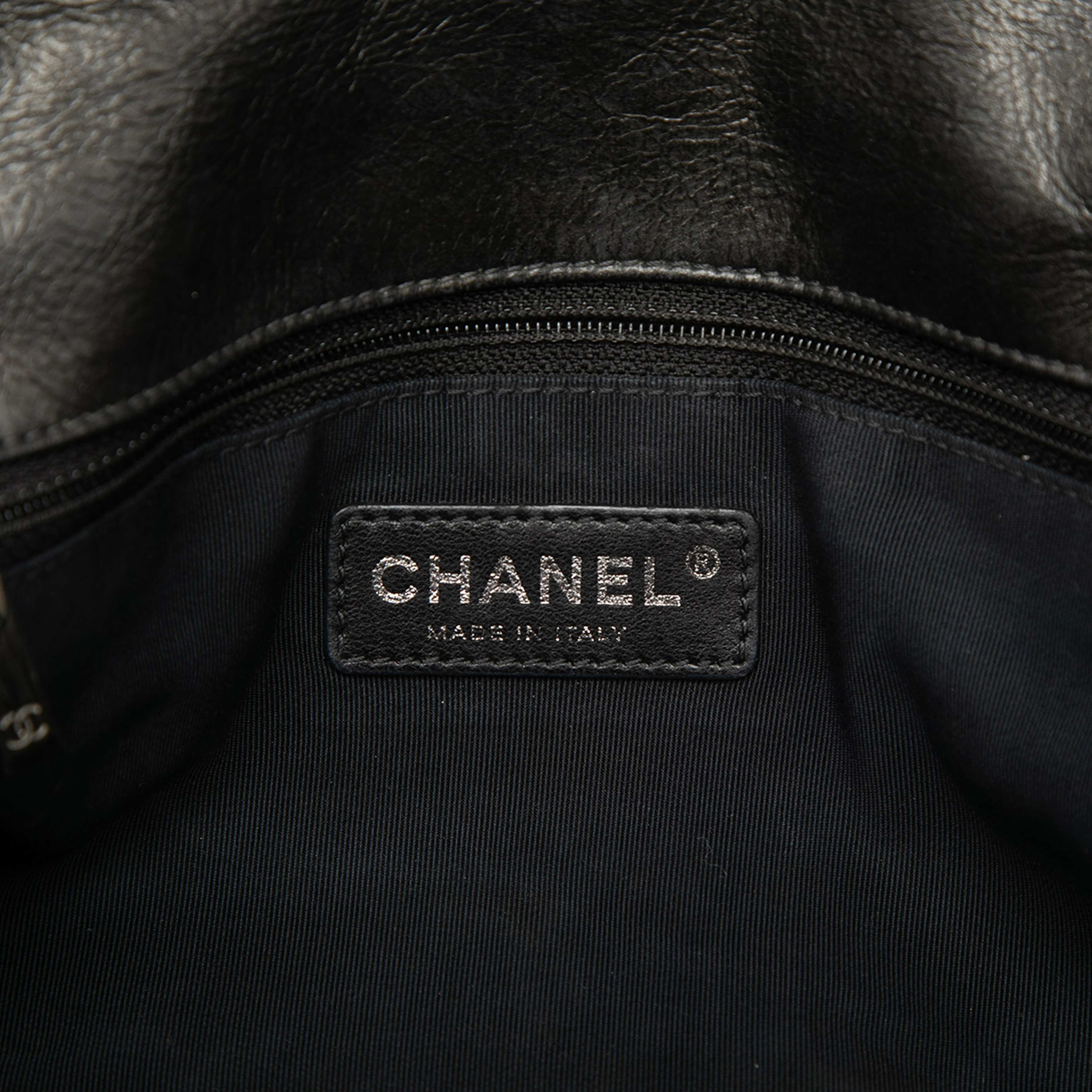 Chanel Medium Quilted Metallic Aged Calfskin Chain Me Flap, från Luxclusif, i färgen grå. Klicka för att öppna bilden i stort format