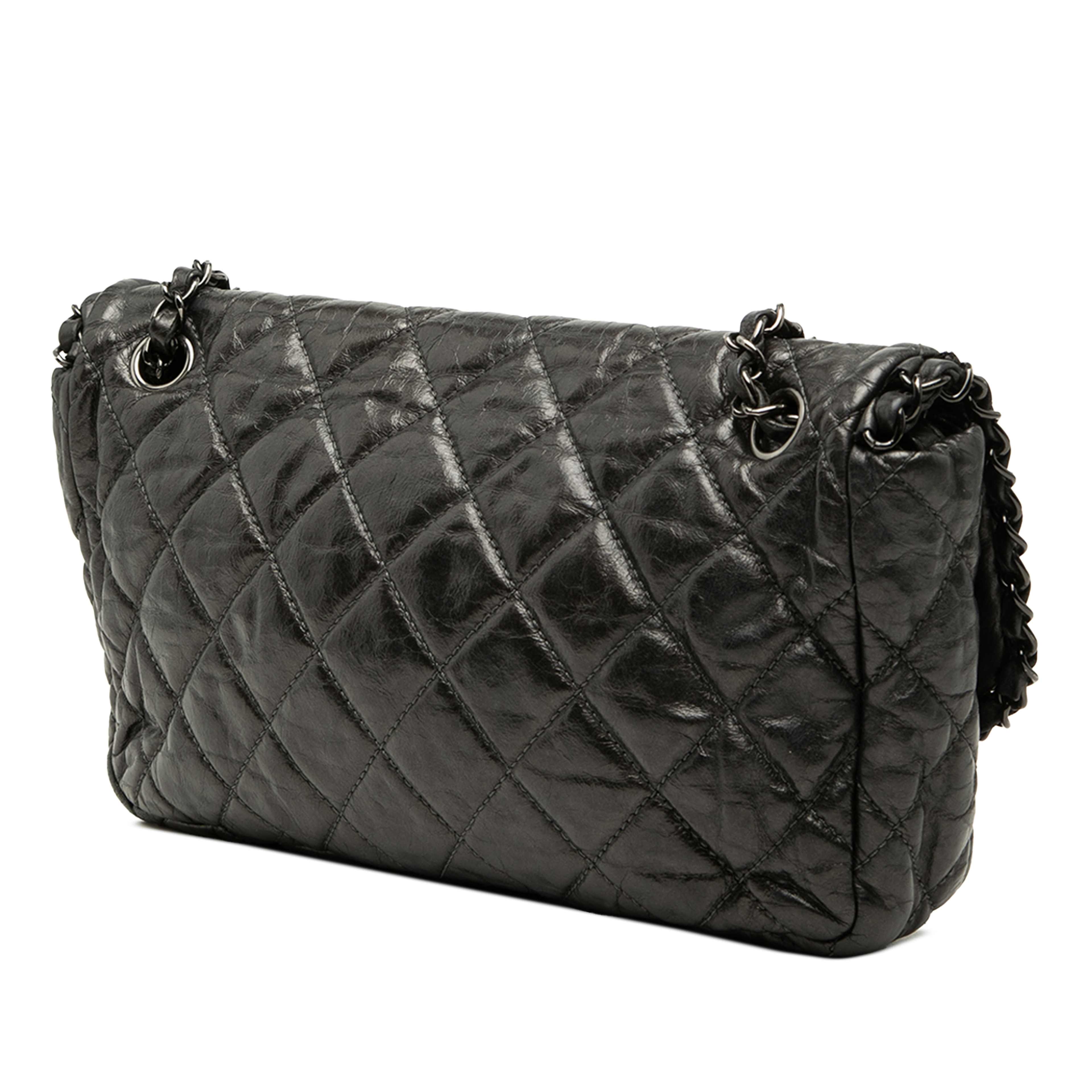 Chanel Medium Quilted Metallic Aged Calfskin Chain Me Flap, från Luxclusif, i färgen grå. Klicka för att öppna bilden i stort format