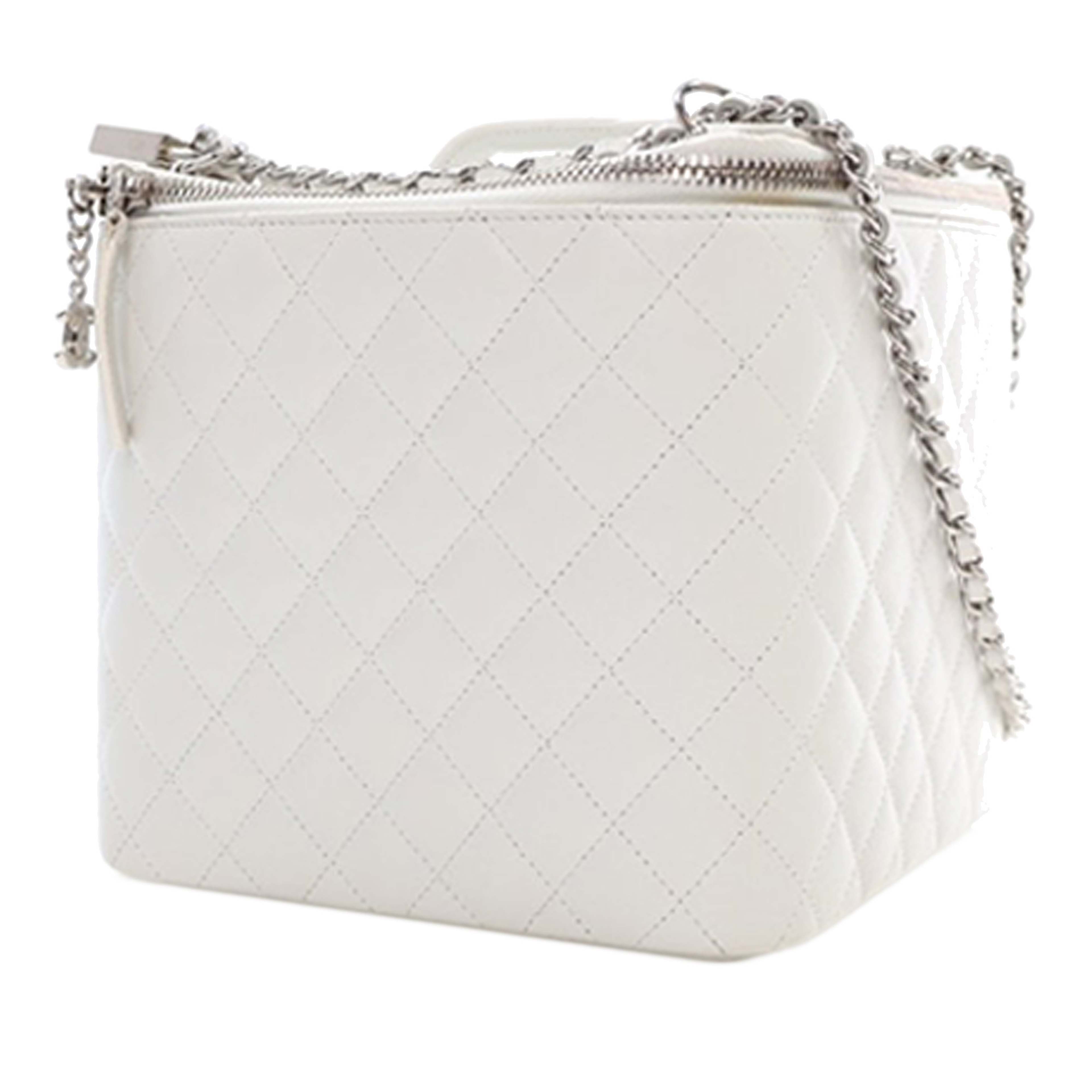 Chanel Large Quilted Lambskin Top Handle Jewelry Box With Chain, från Luxclusif, i färgen white. Klicka för att öppna bilden i stort format
