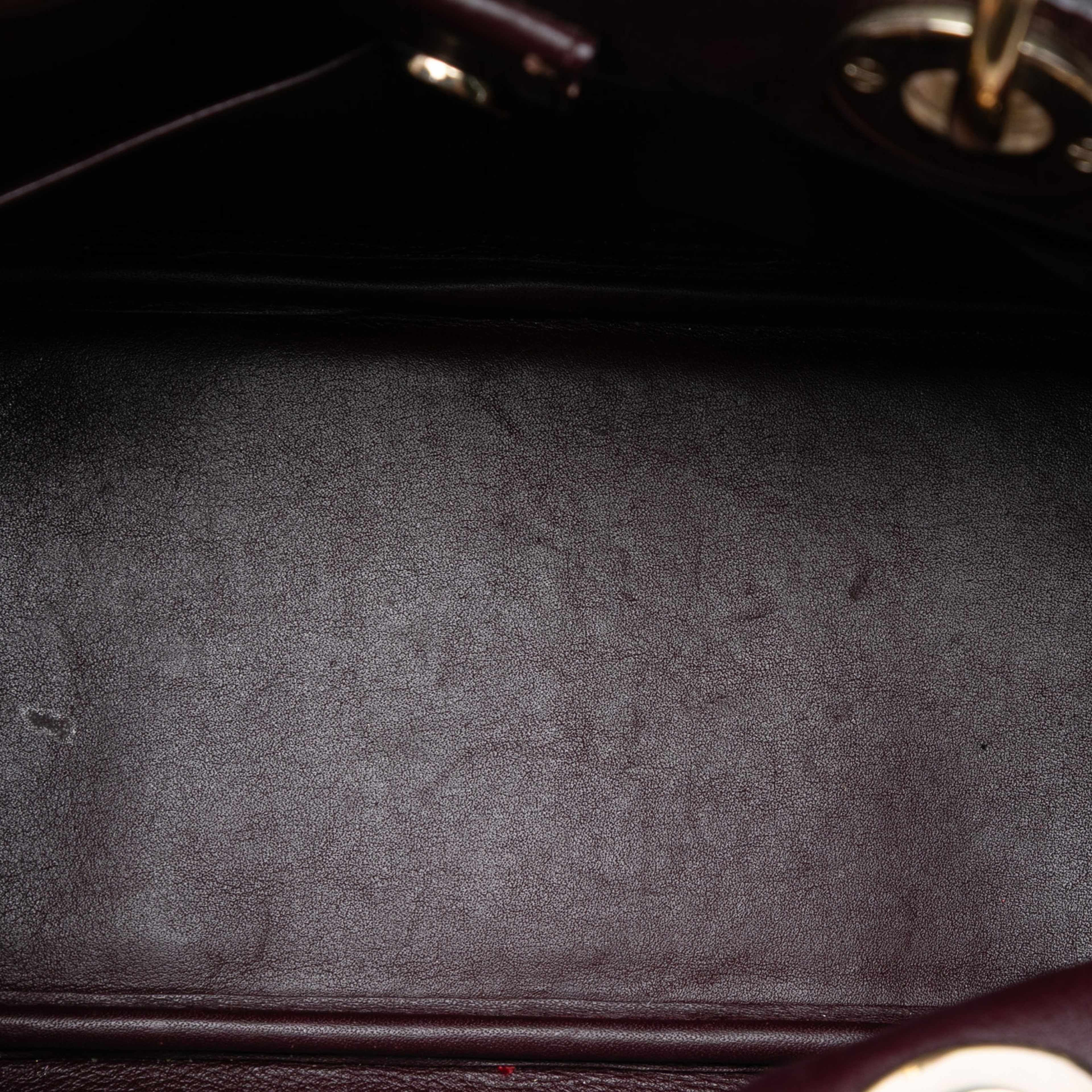 Dior Mini Leather Diorissimo Satchel, från Luxclusif, i färgen red. Klicka för att öppna bilden i stort format