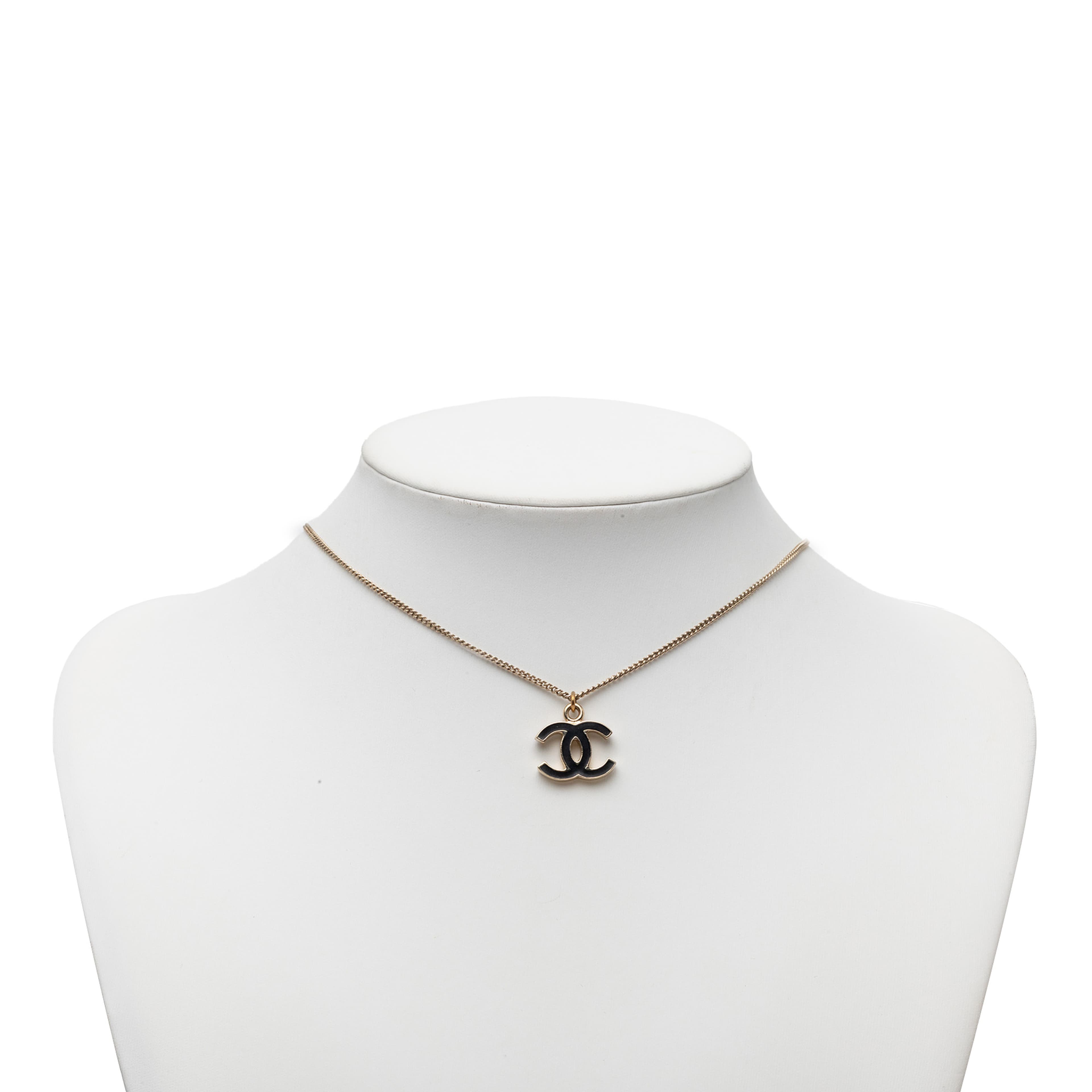 Chanel Cc Gold Plated Enamel Pendant Necklace, från Luxclusif, i färgen svart. Klicka för att öppna bilden i stort format