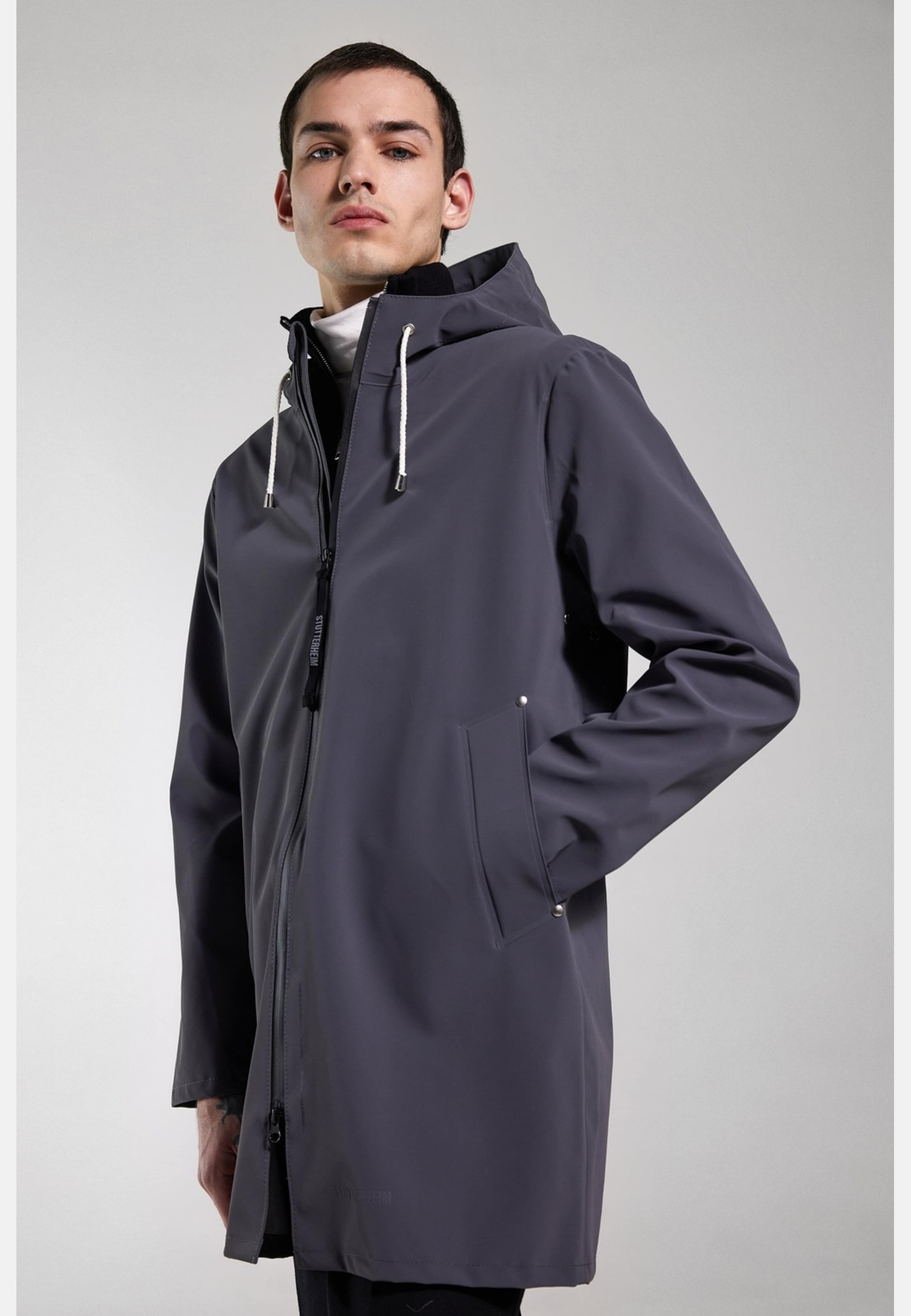 Stockholm Lightweight Zip Matte Raincoat, från Stutterheim, i färgen metal. Klicka för att öppna bilden i stort format
