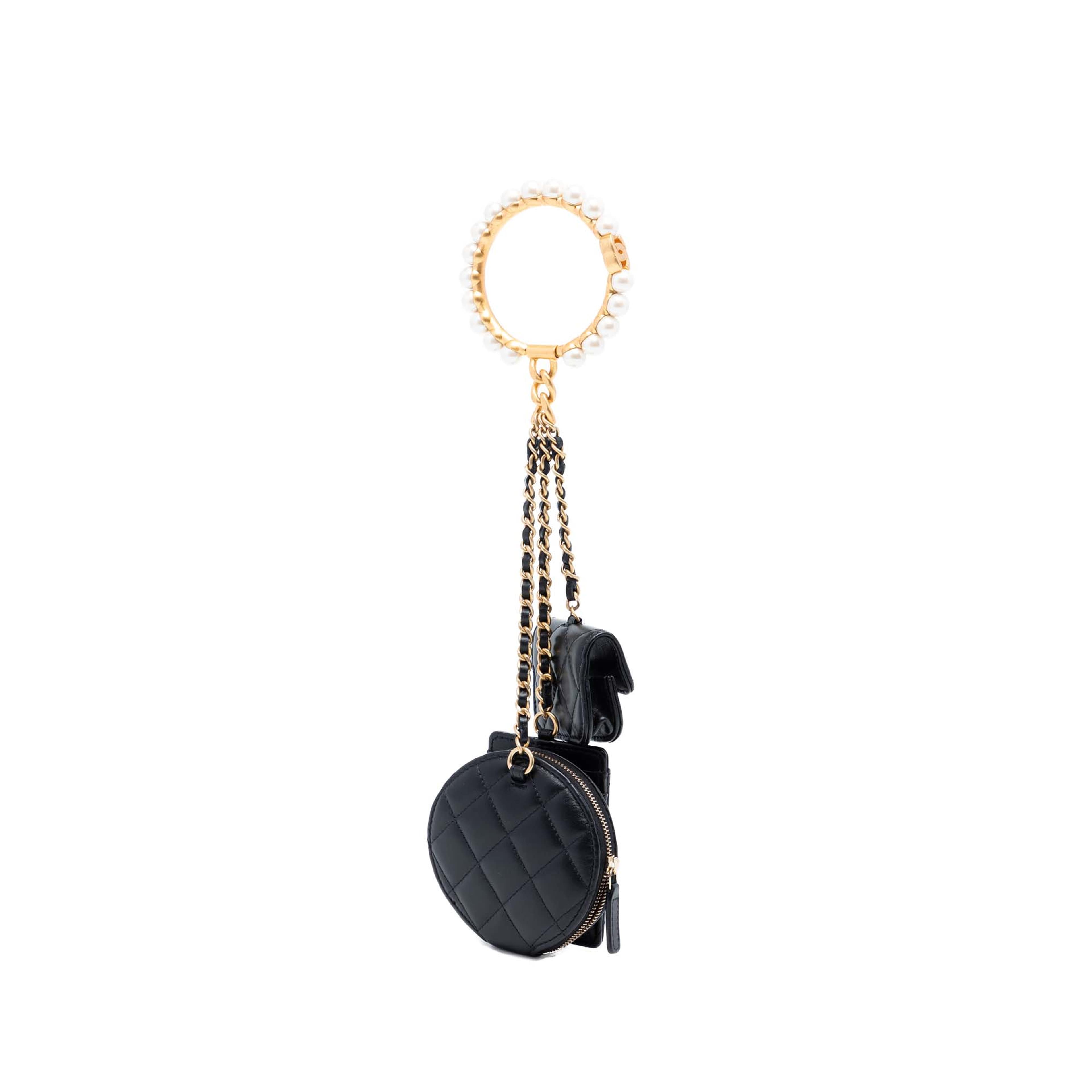 Chanel Quilted Lambskin Pearl Crown Cc Wristlet Multi Pouches, från Luxclusif, i färgen black. Klicka för att öppna bilden i stort format