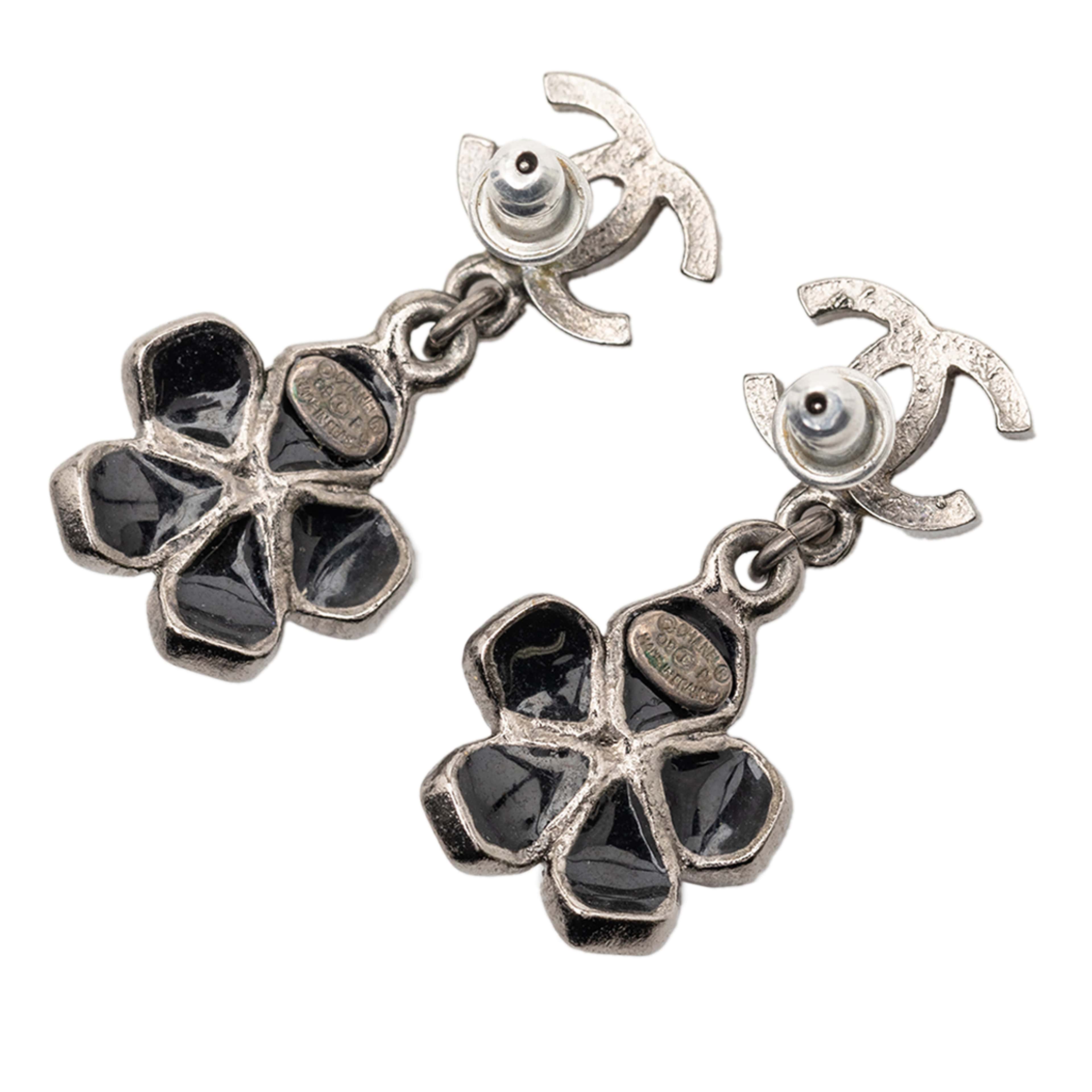 Chanel Cc Silver Plated Enamel Flower Drop Earrings, från Luxclusif, i färgen silver. Klicka för att öppna bilden i stort format