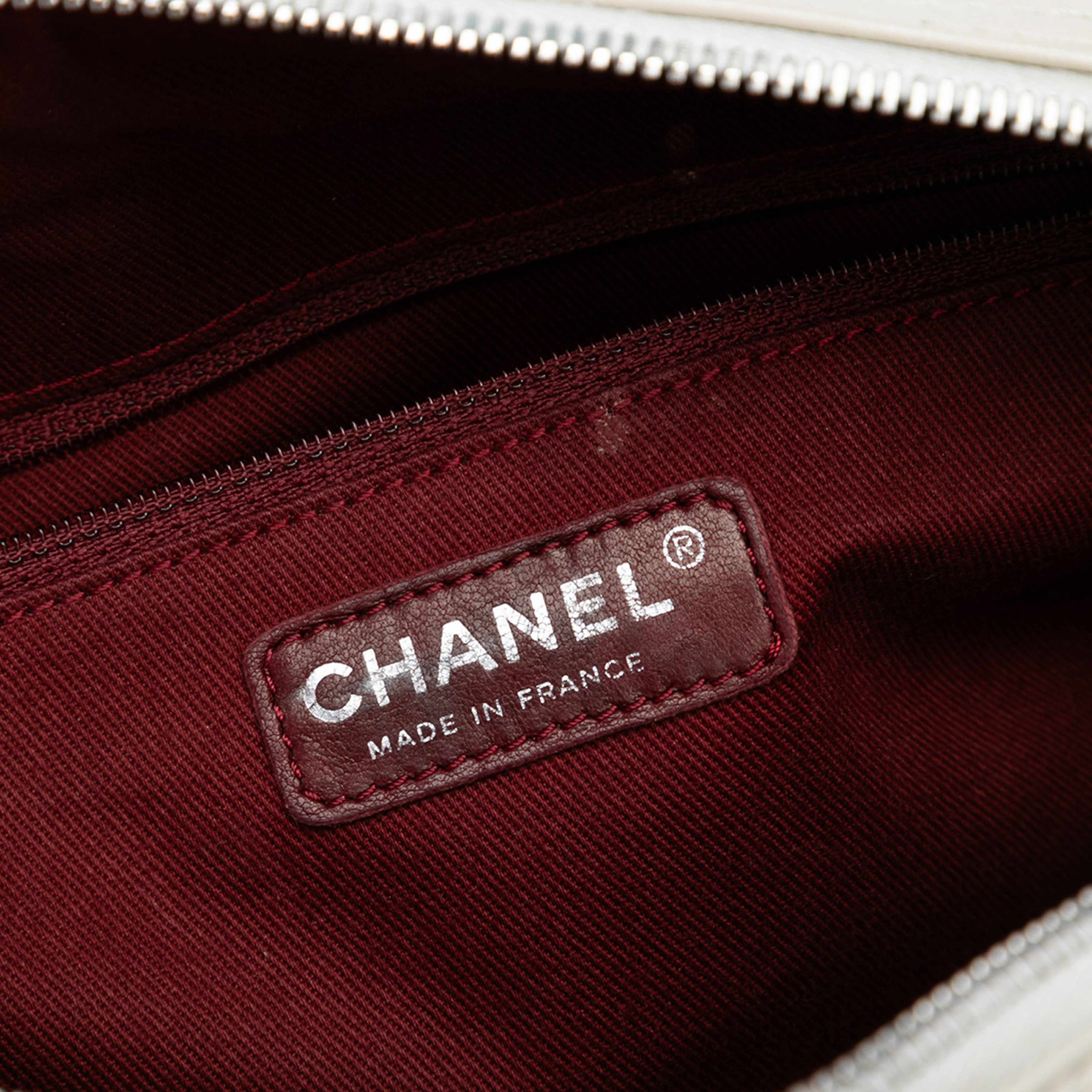 Chanel Quilted Aged Calfskin Cotton Club Bowler Bag, från Luxclusif, i färgen pearl. Klicka för att öppna bilden i stort format