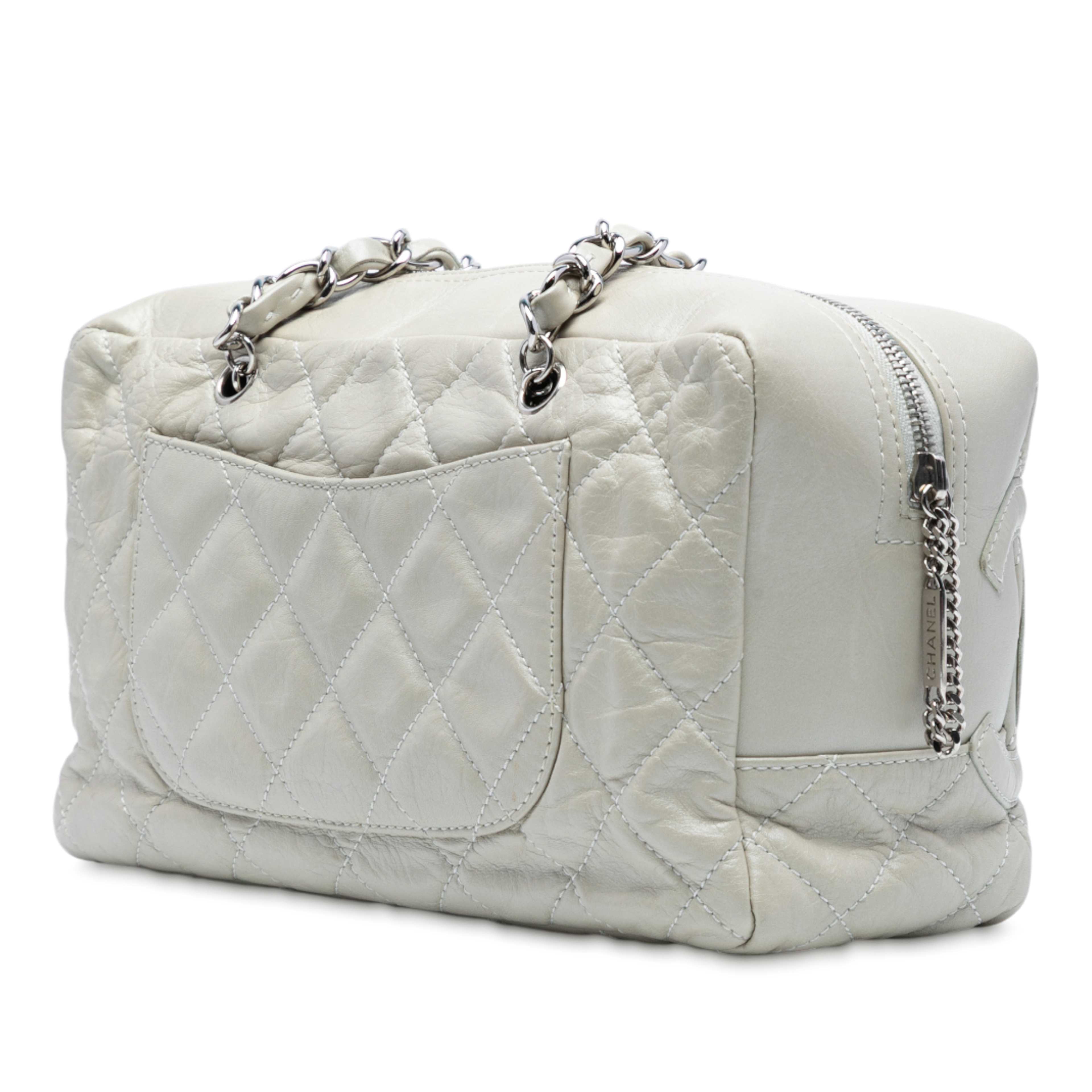 Chanel Quilted Aged Calfskin Cotton Club Bowler Bag, från Luxclusif, i färgen pearl. Klicka för att öppna bilden i stort format