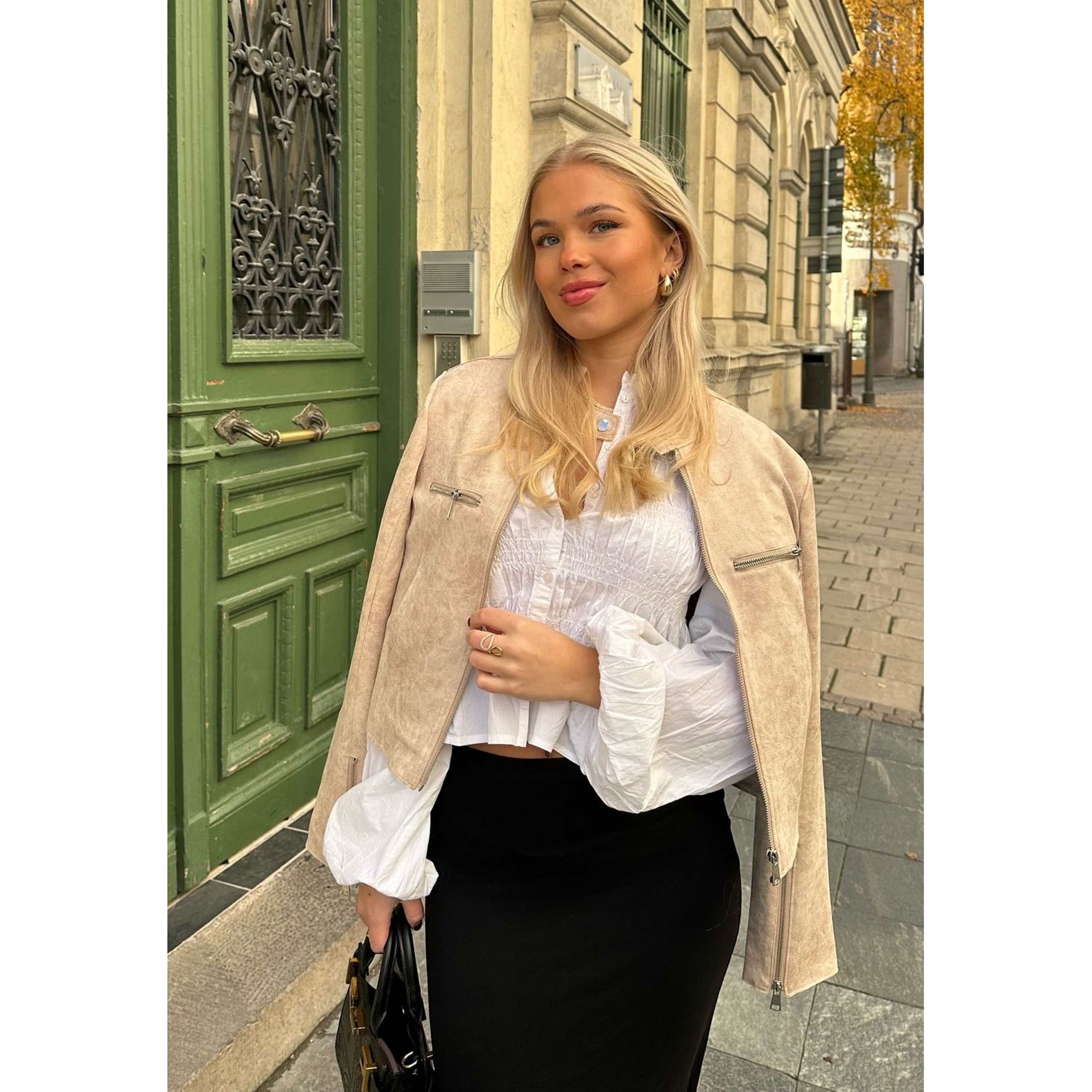 Yenni Small Ear, från SNÖ of Sweden, i färgen plain g. Klicka för att öppna bilden i stort format