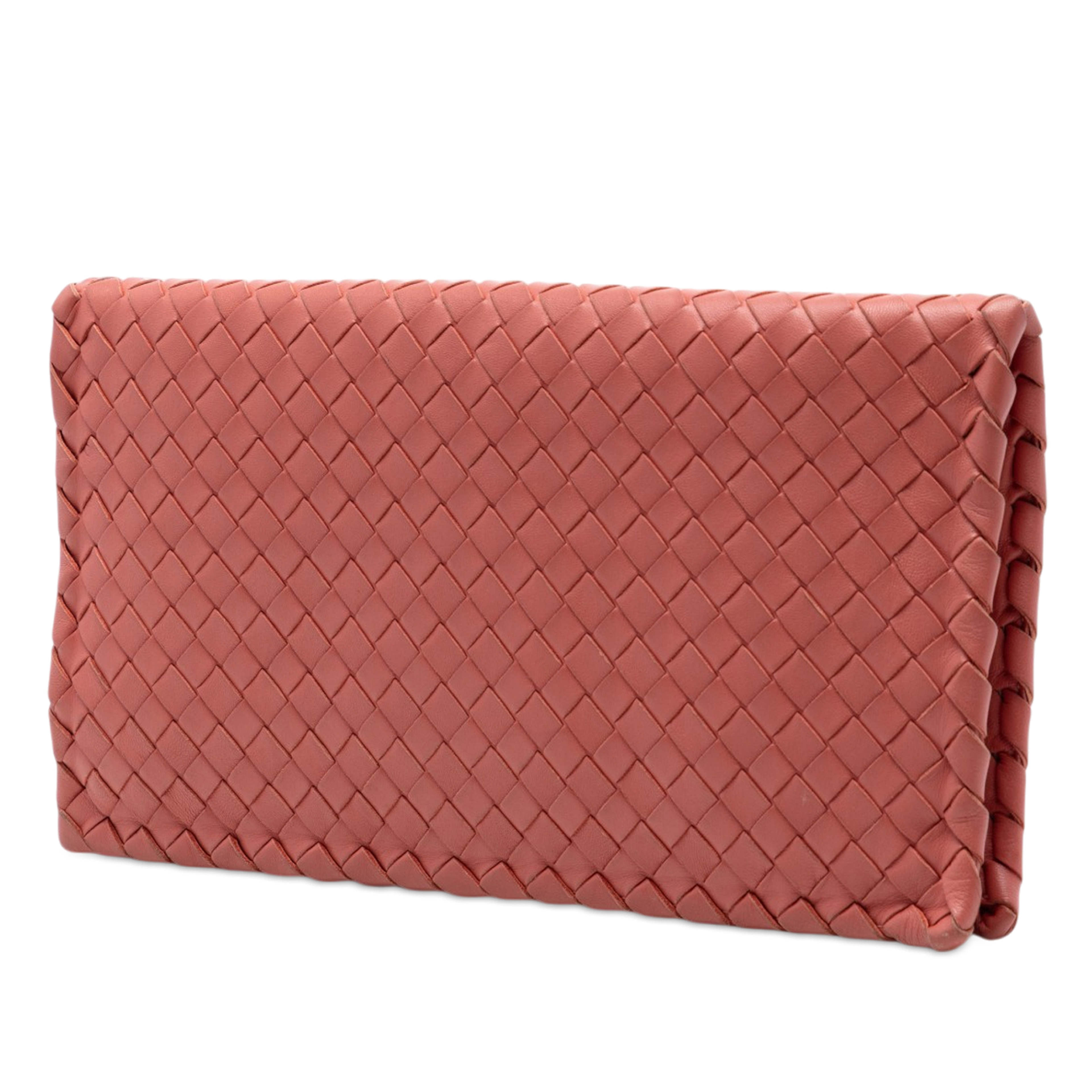 Bottega Veneta Nappa Intrecciato Turn Lock Clutch, från Luxclusif, i färgen brick. Klicka för att öppna bilden i stort format