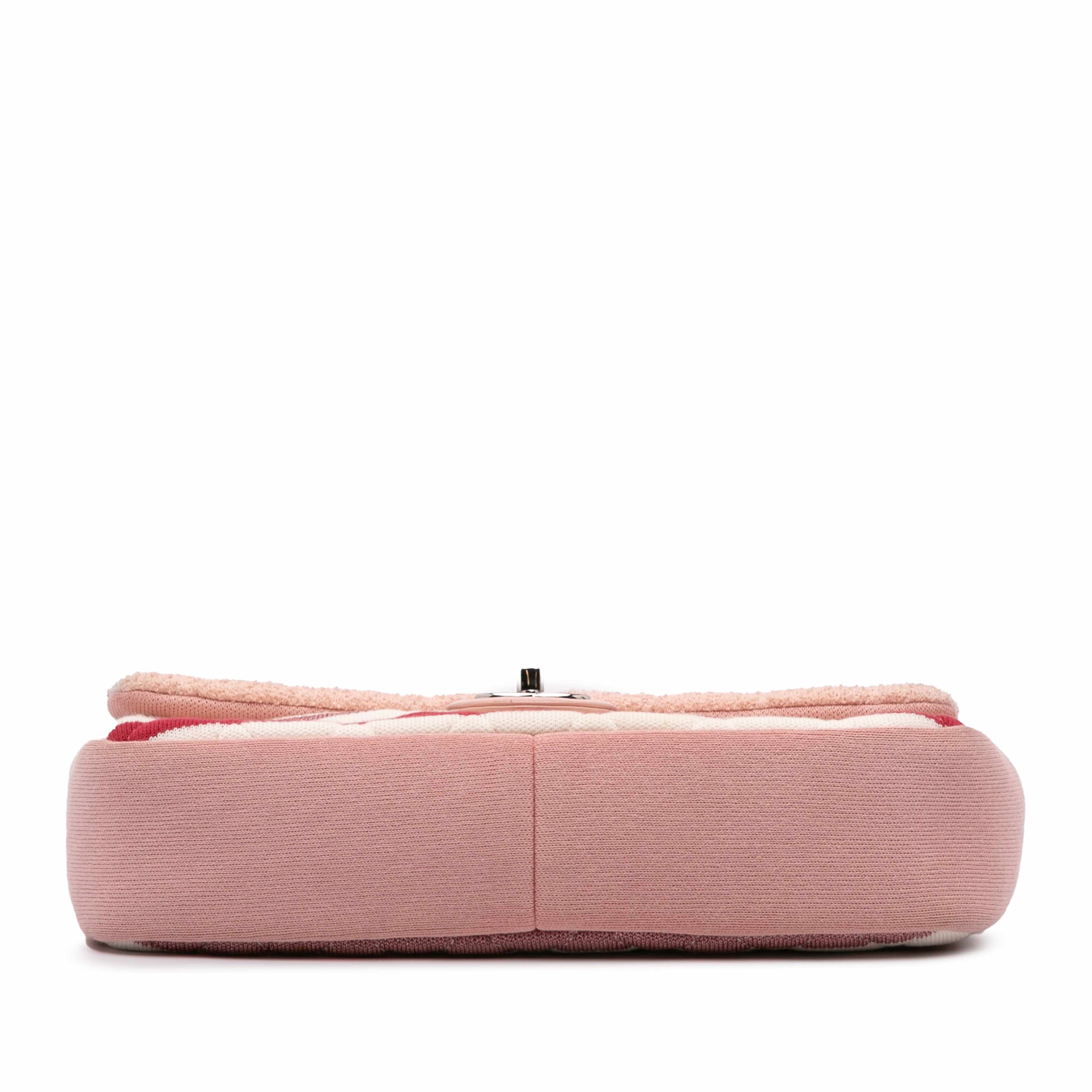 Chanel Jumbo Stripe Jersey Felt And Rope Flap, från Luxclusif, i färgen vit. Klicka för att öppna bilden i stort format