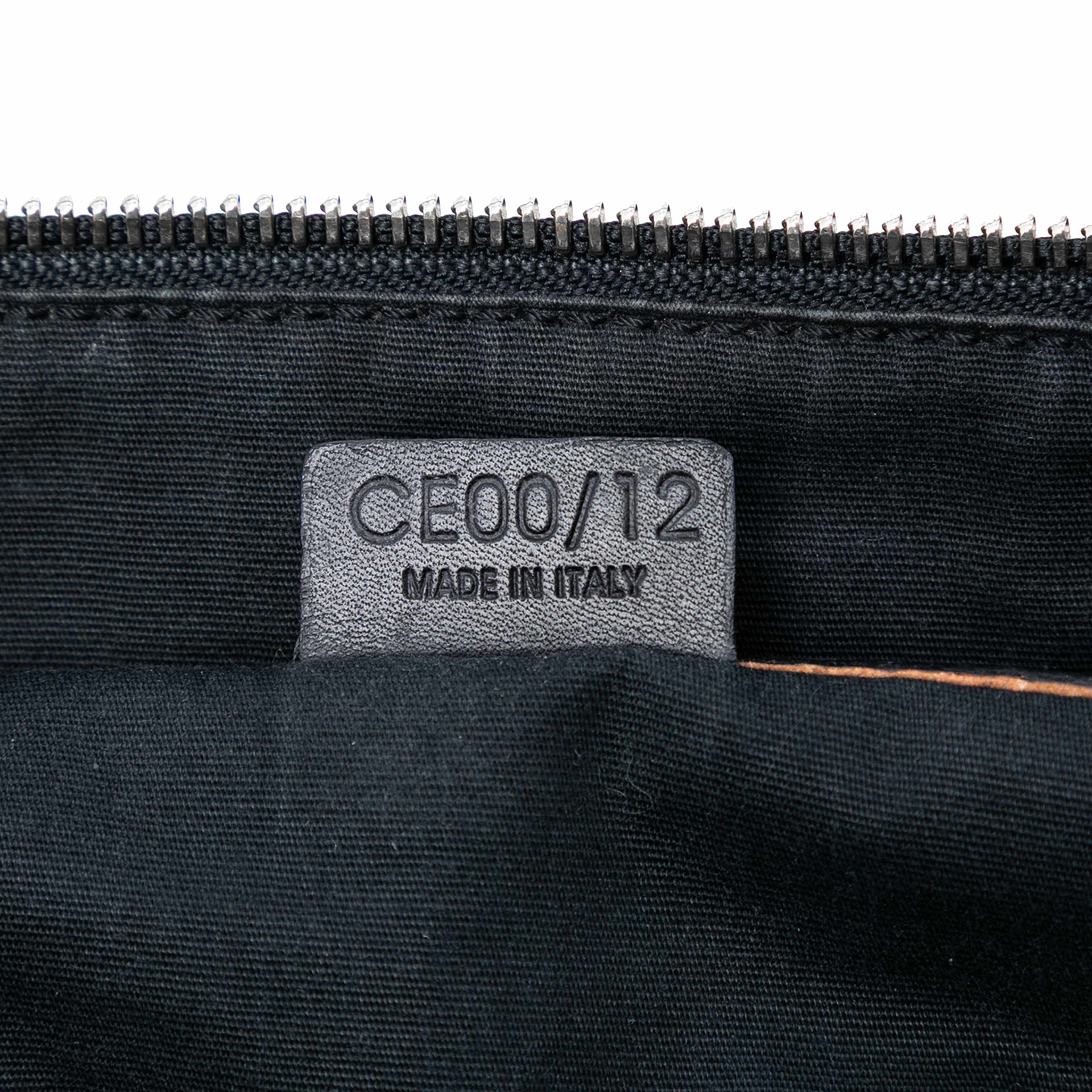 Celine C Macadam Suede Handbag, från Luxclusif, i färgen black. Klicka för att öppna bilden i stort format