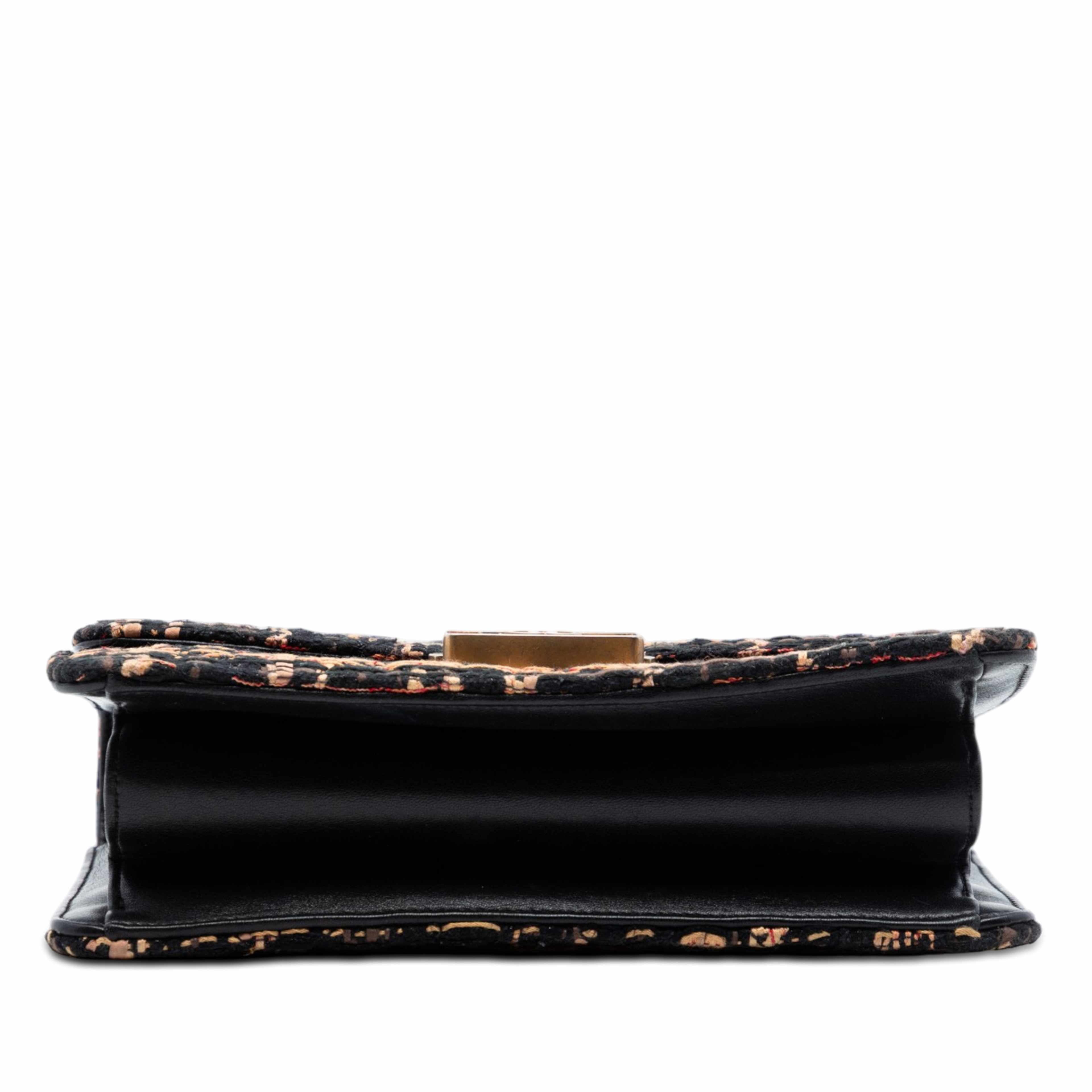 Chanel Medium Quilted Tweed Beauty Lock Flap, från Luxclusif, i färgen black. Klicka för att öppna bilden i stort format