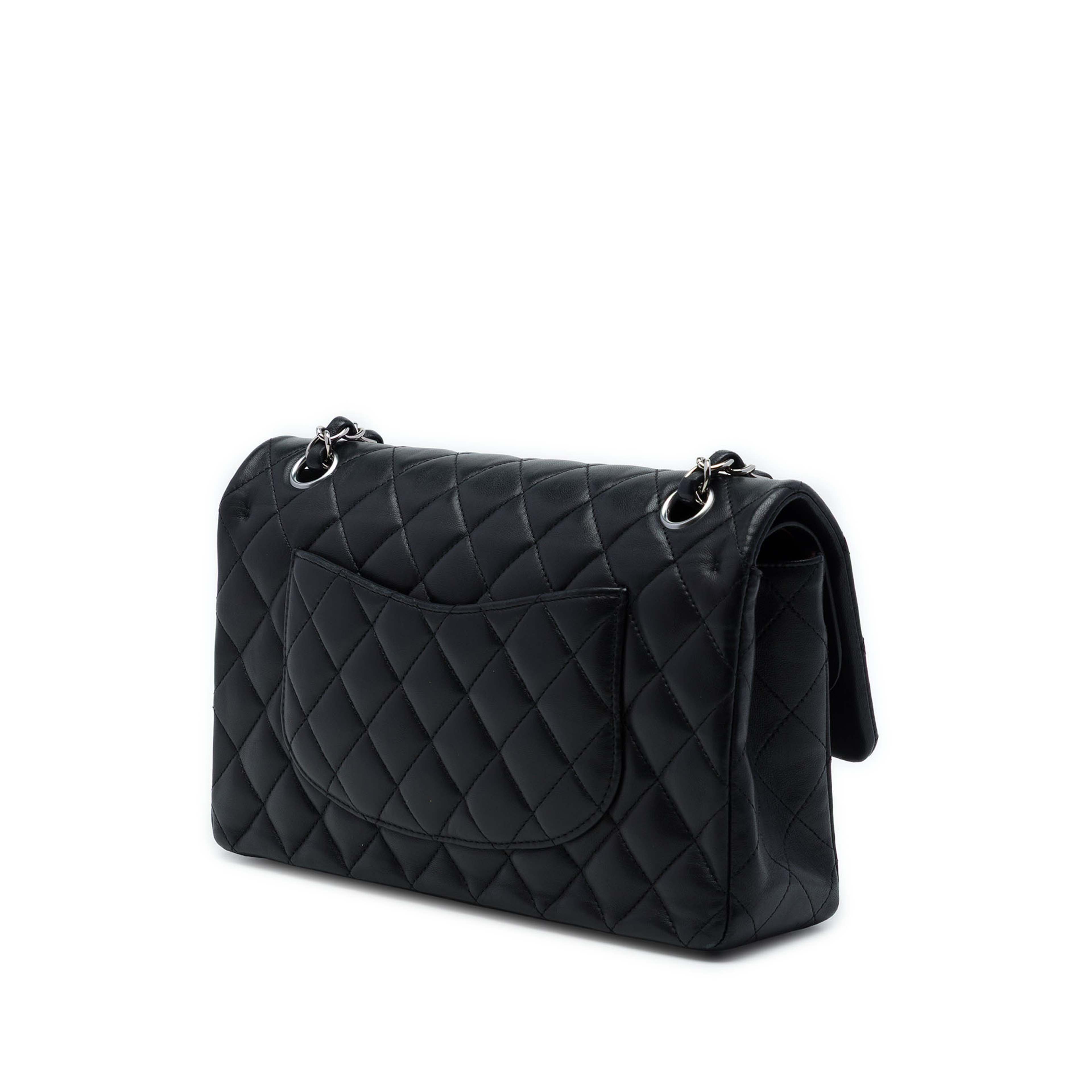 Chanel Medium Classic Lambskin Double Flap, från Luxclusif, i färgen svart. Klicka för att öppna bilden i stort format