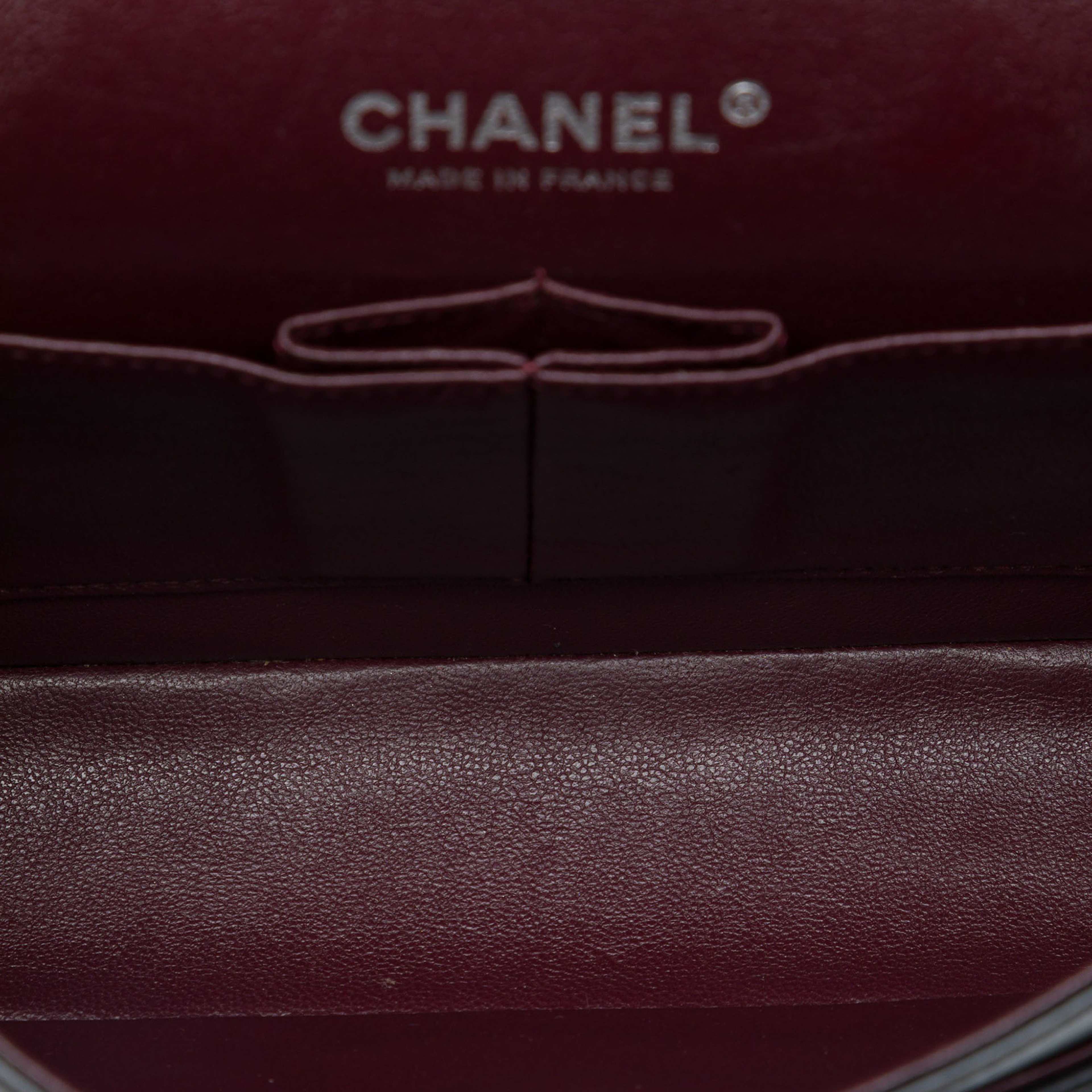 Chanel Medium Classic Lambskin Double Flap, från Luxclusif, i färgen svart. Klicka för att öppna bilden i stort format