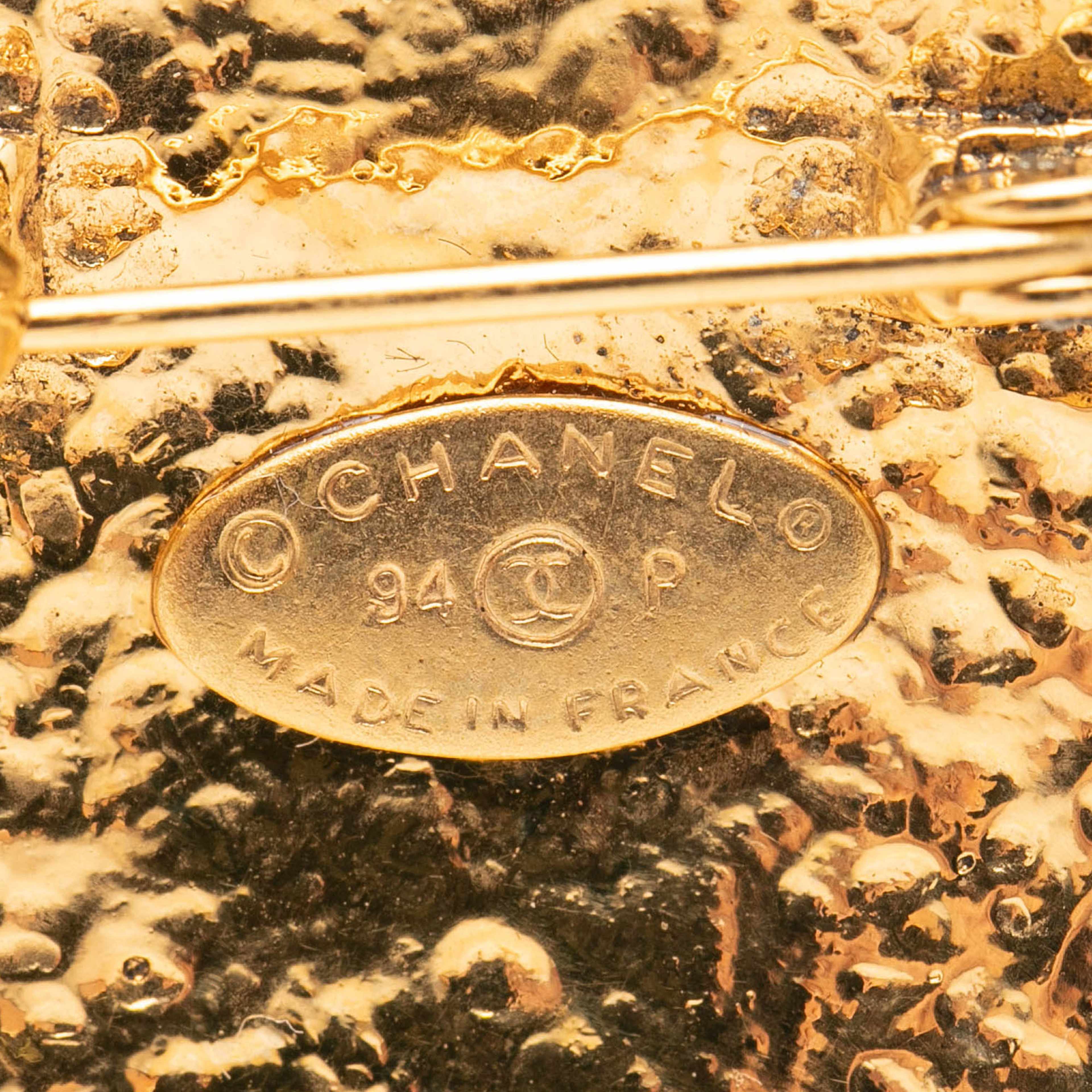 Chanel Gold Plated Cc Oval Pin Brooch, från Luxclusif, i färgen guld. Klicka för att öppna bilden i stort format