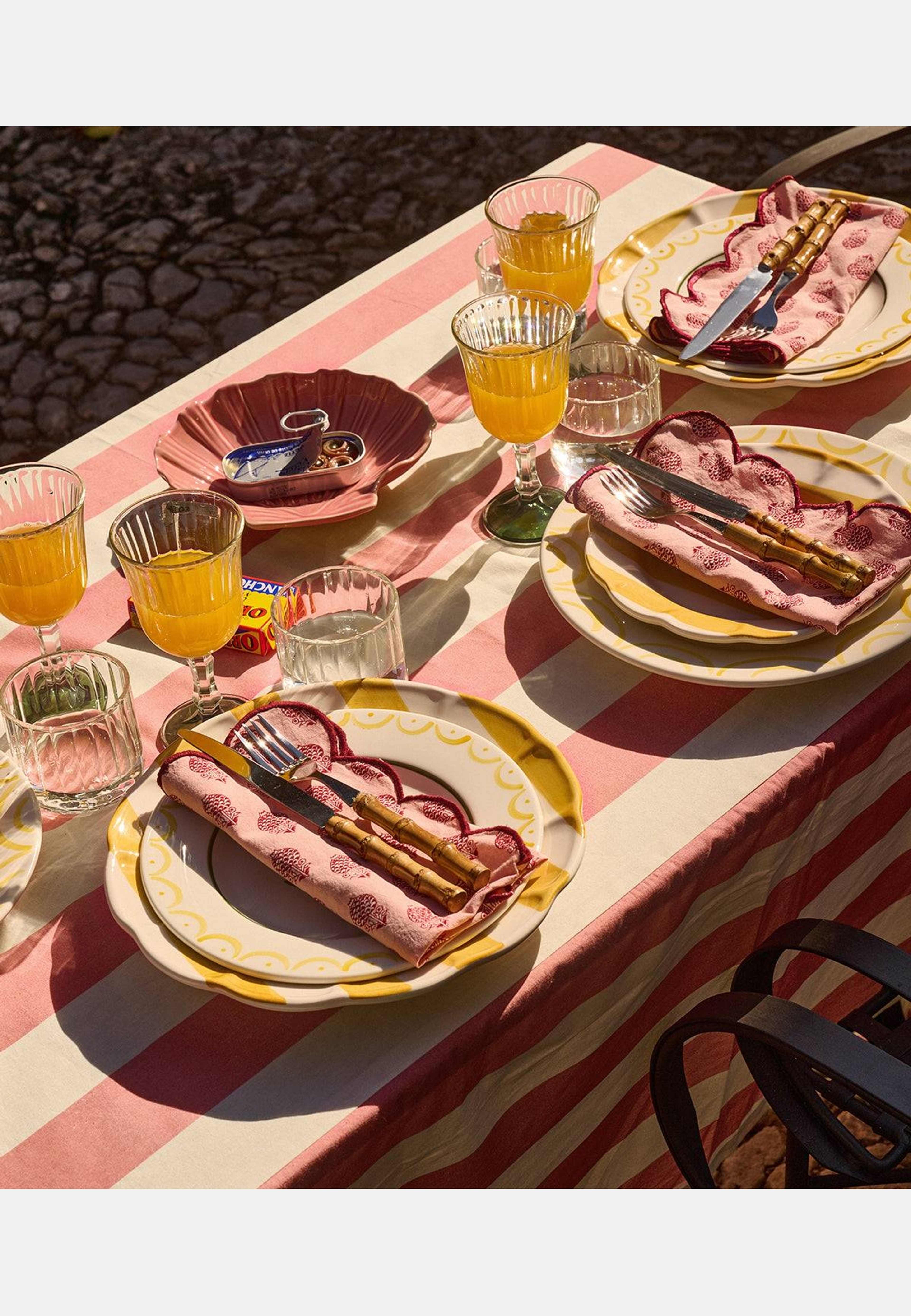 Breton Bordsduk - 150x250 Cm, från Pick A Poppy, i färgen pink. Klicka för att öppna bilden i stort format