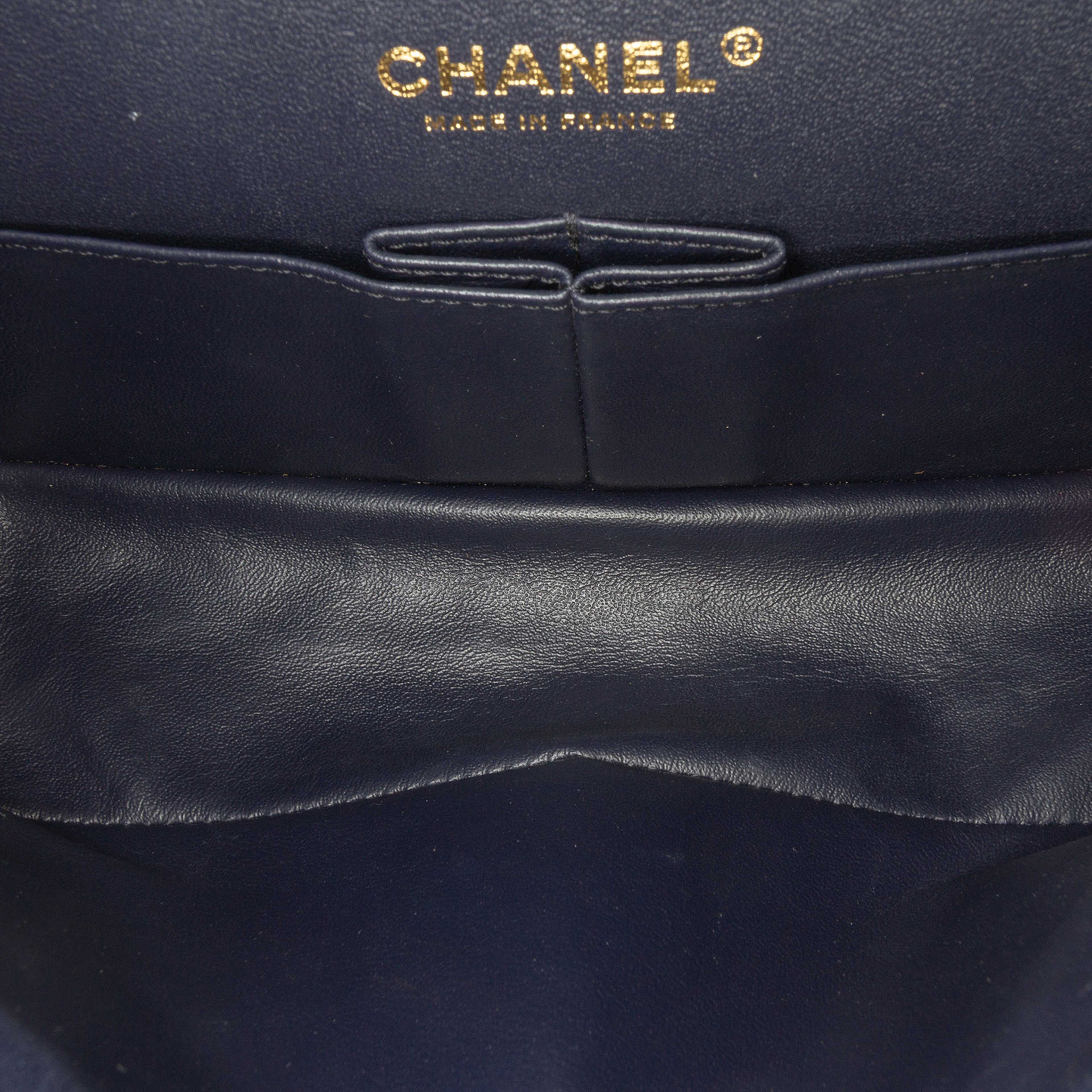 Chanel Reissue 2.55 Quilted Suede Double Flap 225, från Luxclusif, i färgen navy. Klicka för att öppna bilden i stort format