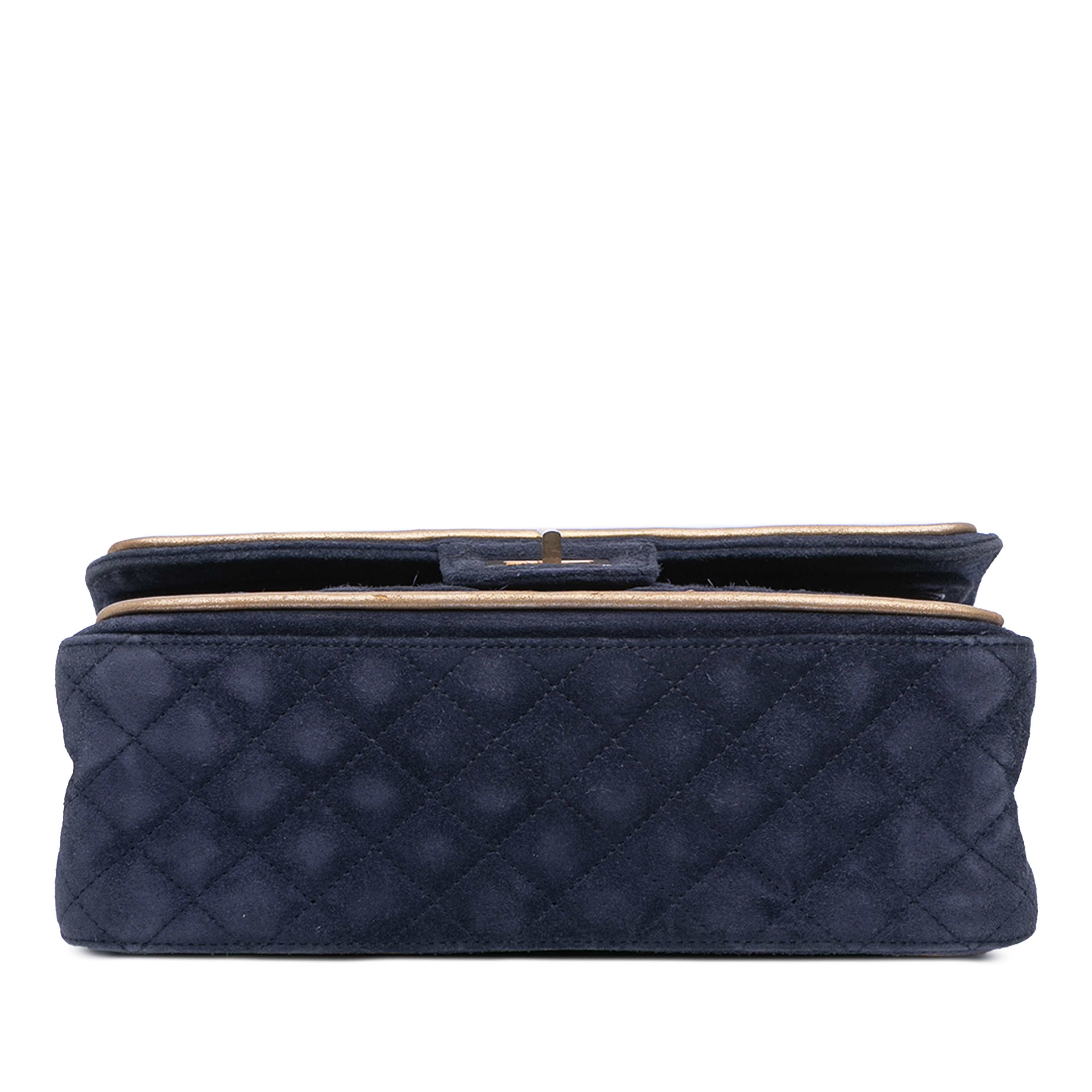 Chanel Reissue 2.55 Quilted Suede Double Flap 225, från Luxclusif, i färgen blå. Klicka för att öppna bilden i stort format