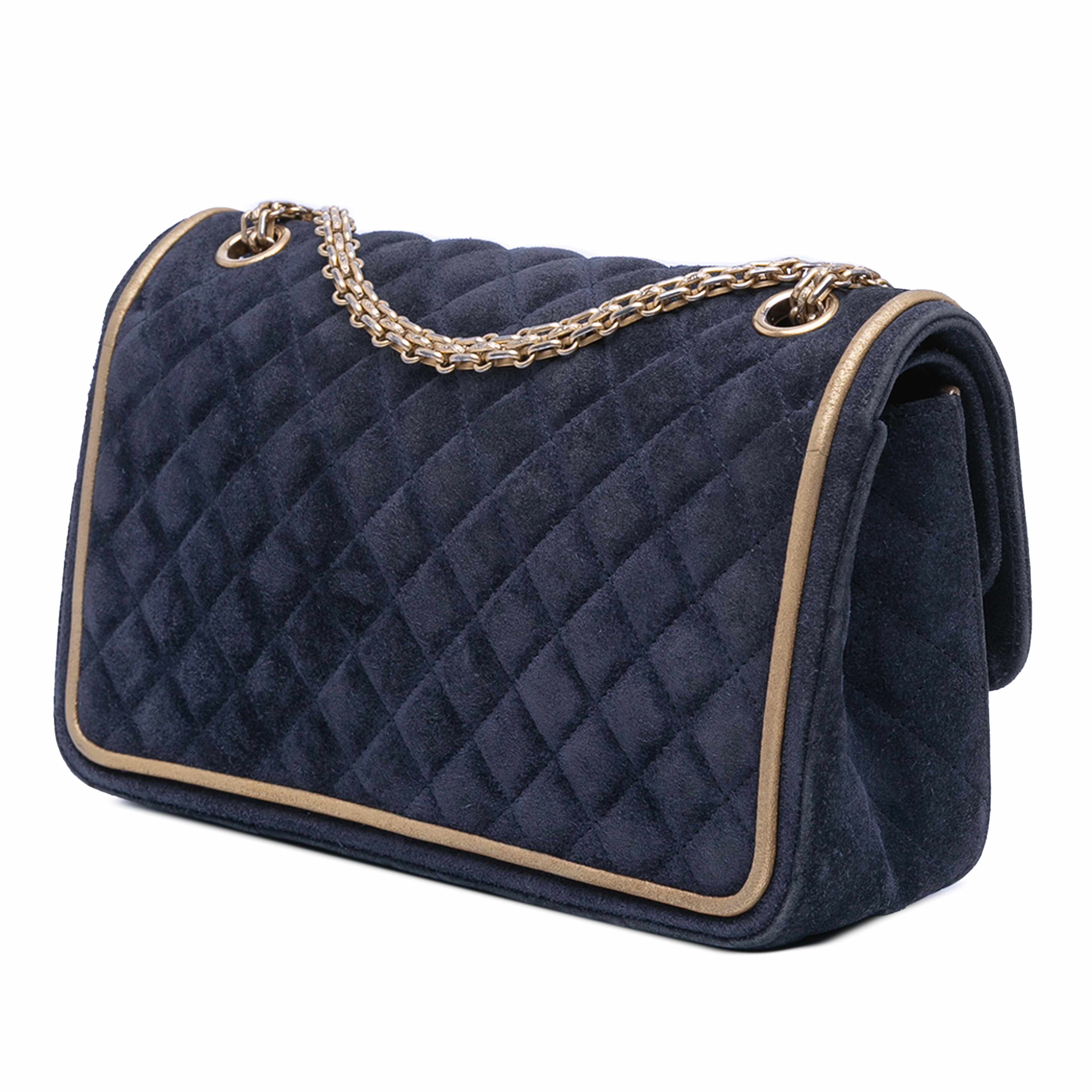 Chanel Reissue 2.55 Quilted Suede Double Flap 225, från Luxclusif, i färgen navy. Klicka för att öppna bilden i stort format