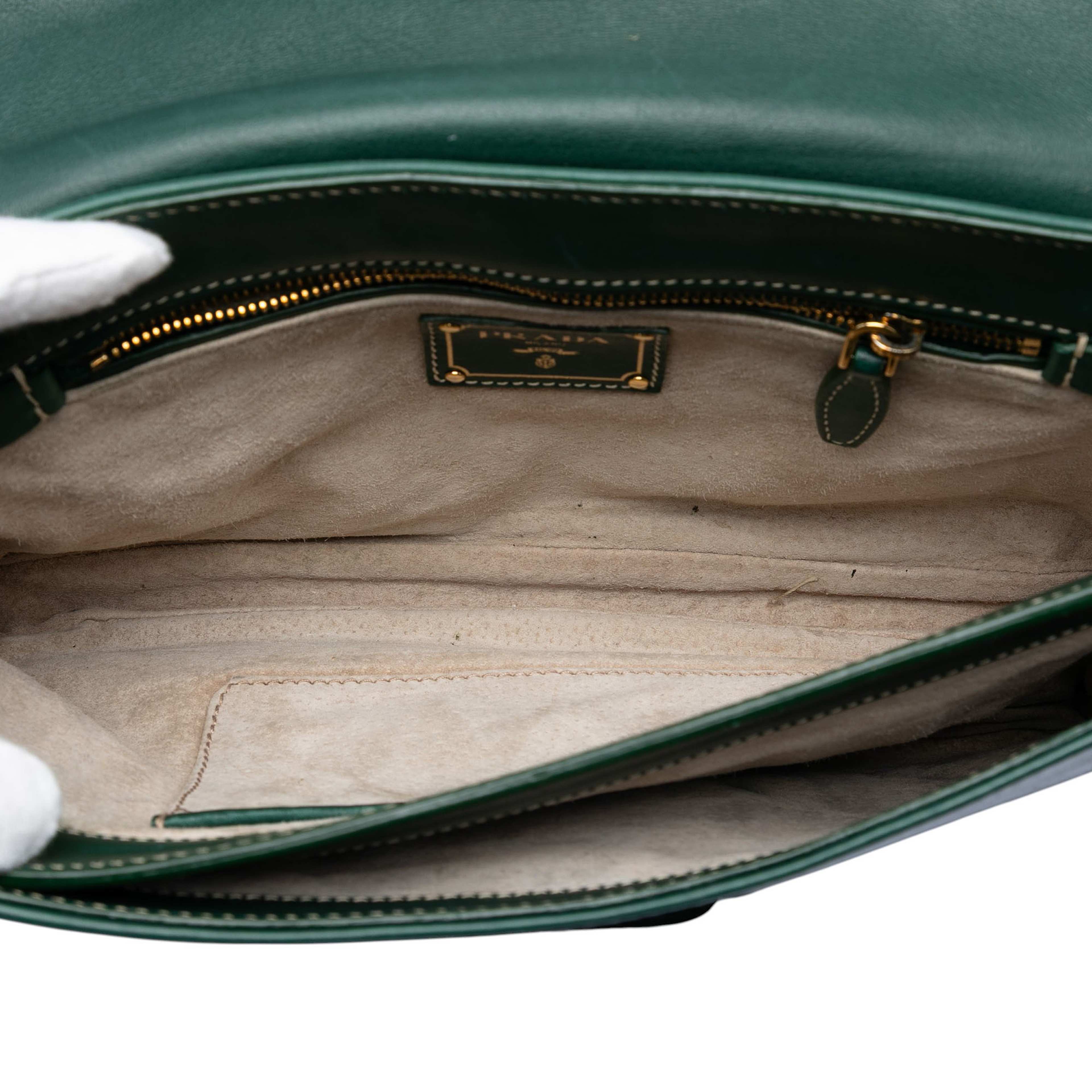 Prada City Calf Push Lock Flap Crossbody, från Luxclusif, i färgen dark green. Klicka för att öppna bilden i stort format