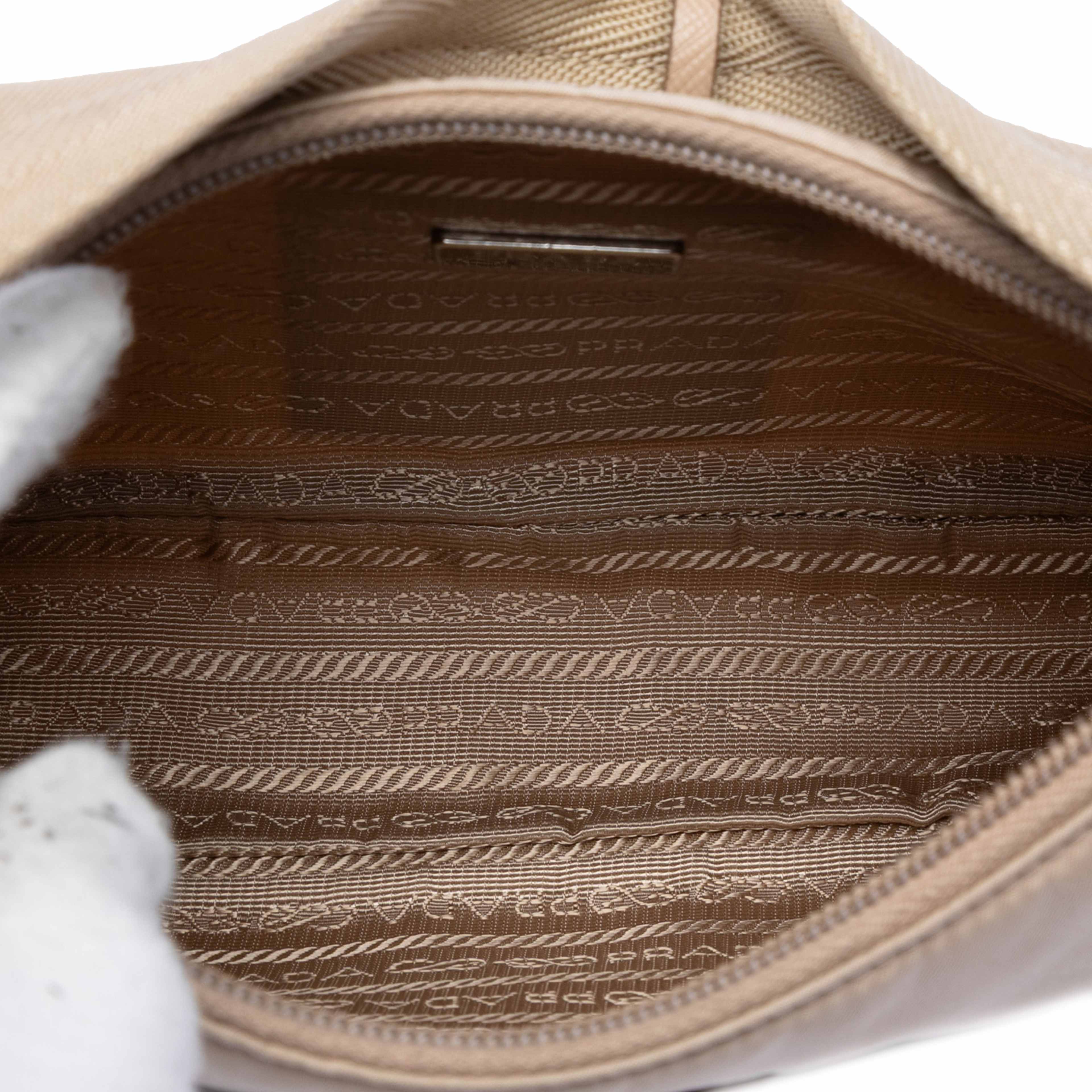 Prada Mini Tessuto Re Edition 2000 Shoulder Bag, från Luxclusif, i färgen beige. Klicka för att öppna bilden i stort format