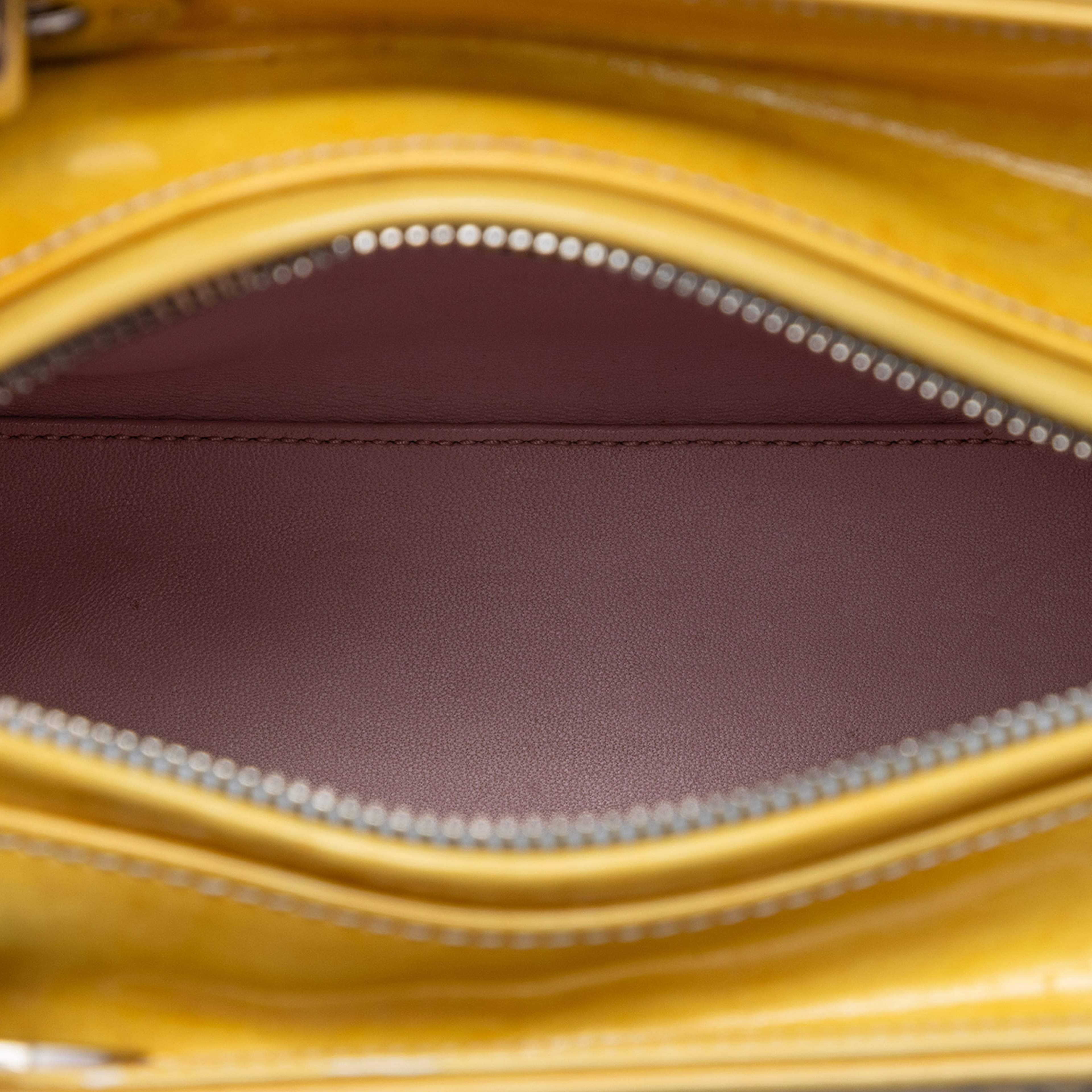 Dior Medium Ombre Patent Cannage Lady Dior, från Luxclusif, i färgen yellow. Klicka för att öppna bilden i stort format