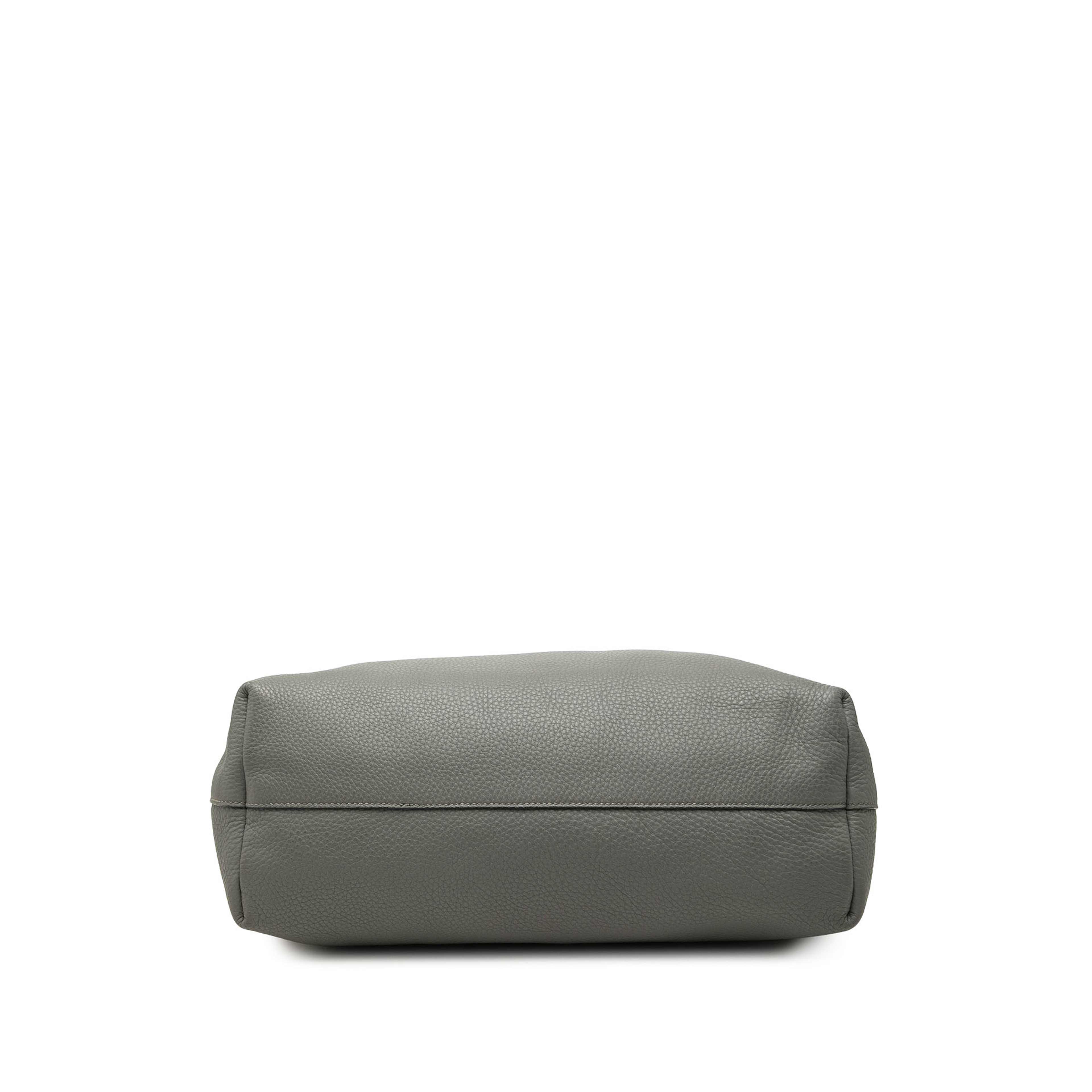 Prada Vitello Daino Open Convertible Tote, från Luxclusif, i färgen grå. Klicka för att öppna bilden i stort format