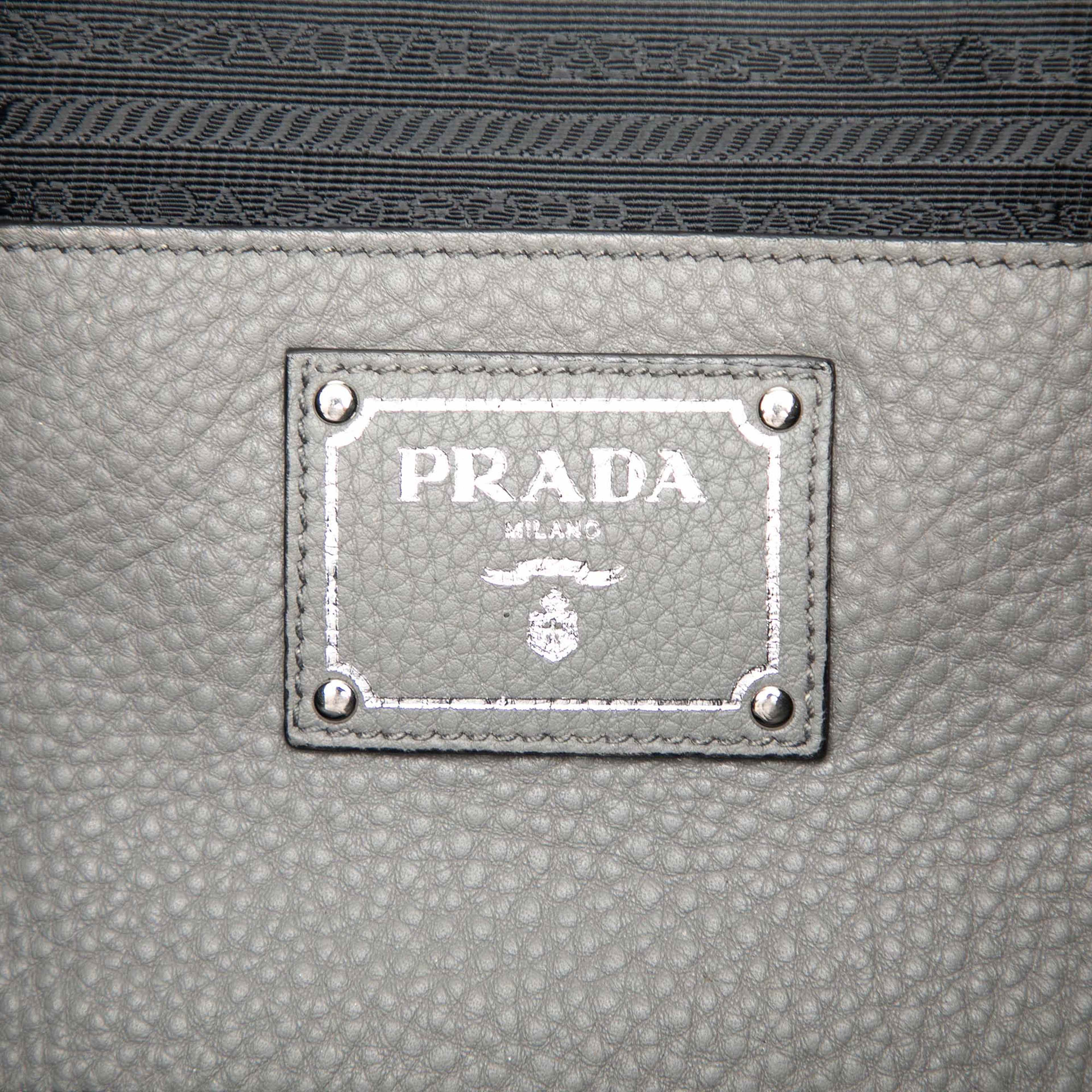 Prada Vitello Daino Open Convertible Tote, från Luxclusif, i färgen grå. Klicka för att öppna bilden i stort format