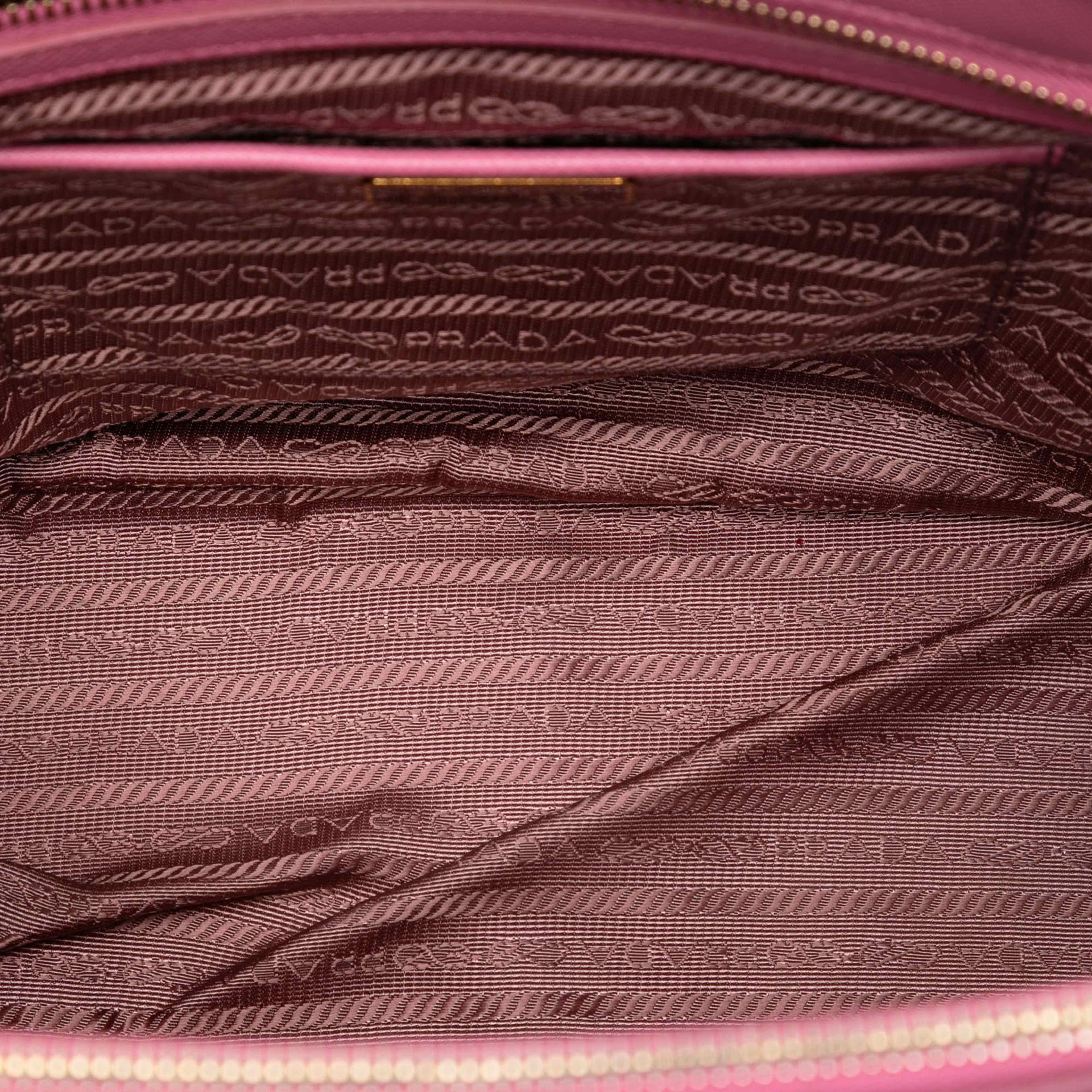 Prada Medium Saffiano Lux Galleria Double Zip Satchel, från Luxclusif, i färgen pink. Klicka för att öppna bilden i stort format