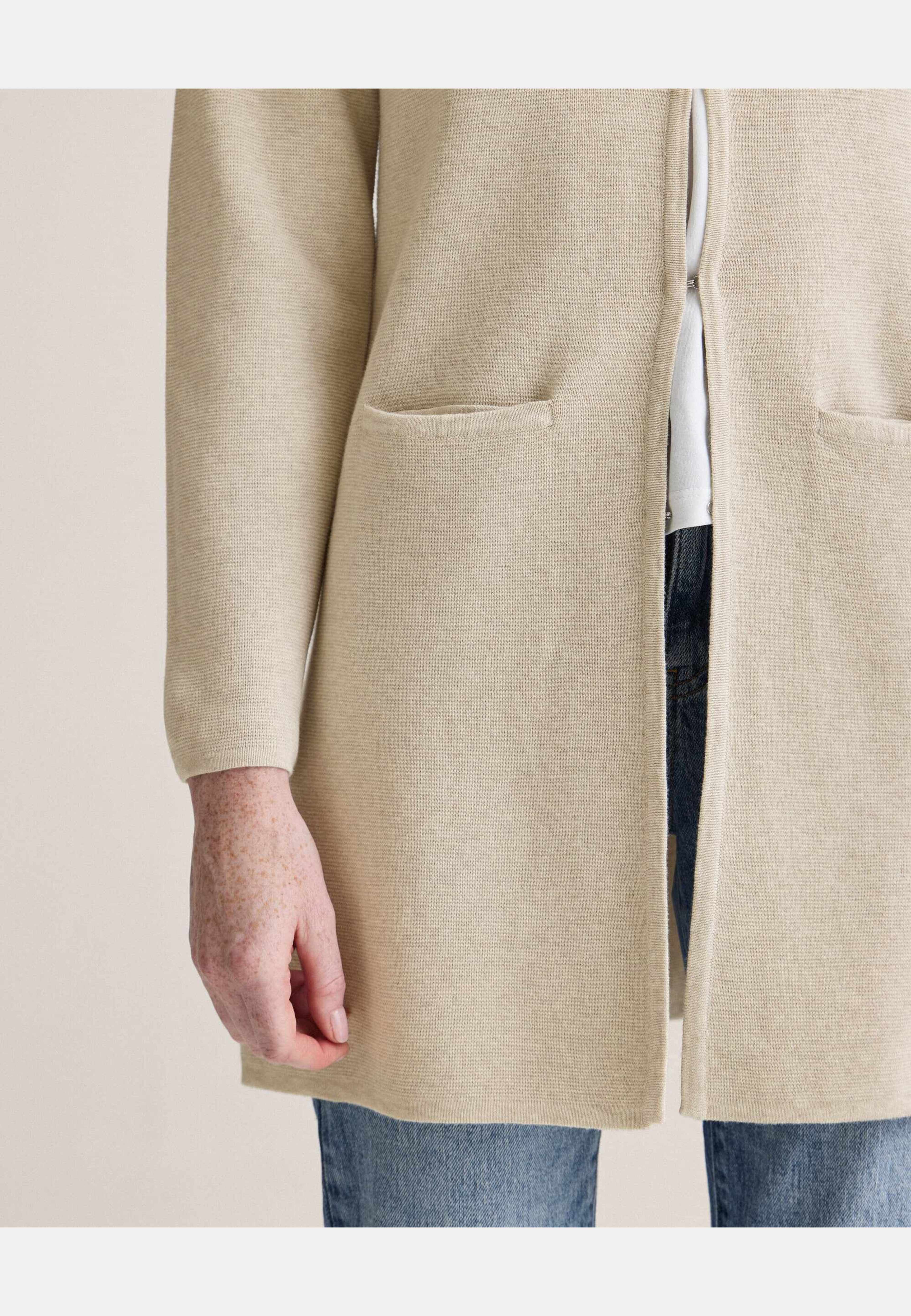 Helene Milano Cardigan, från Newhouse, i färgen american khaki. Klicka för att öppna bilden i stort format