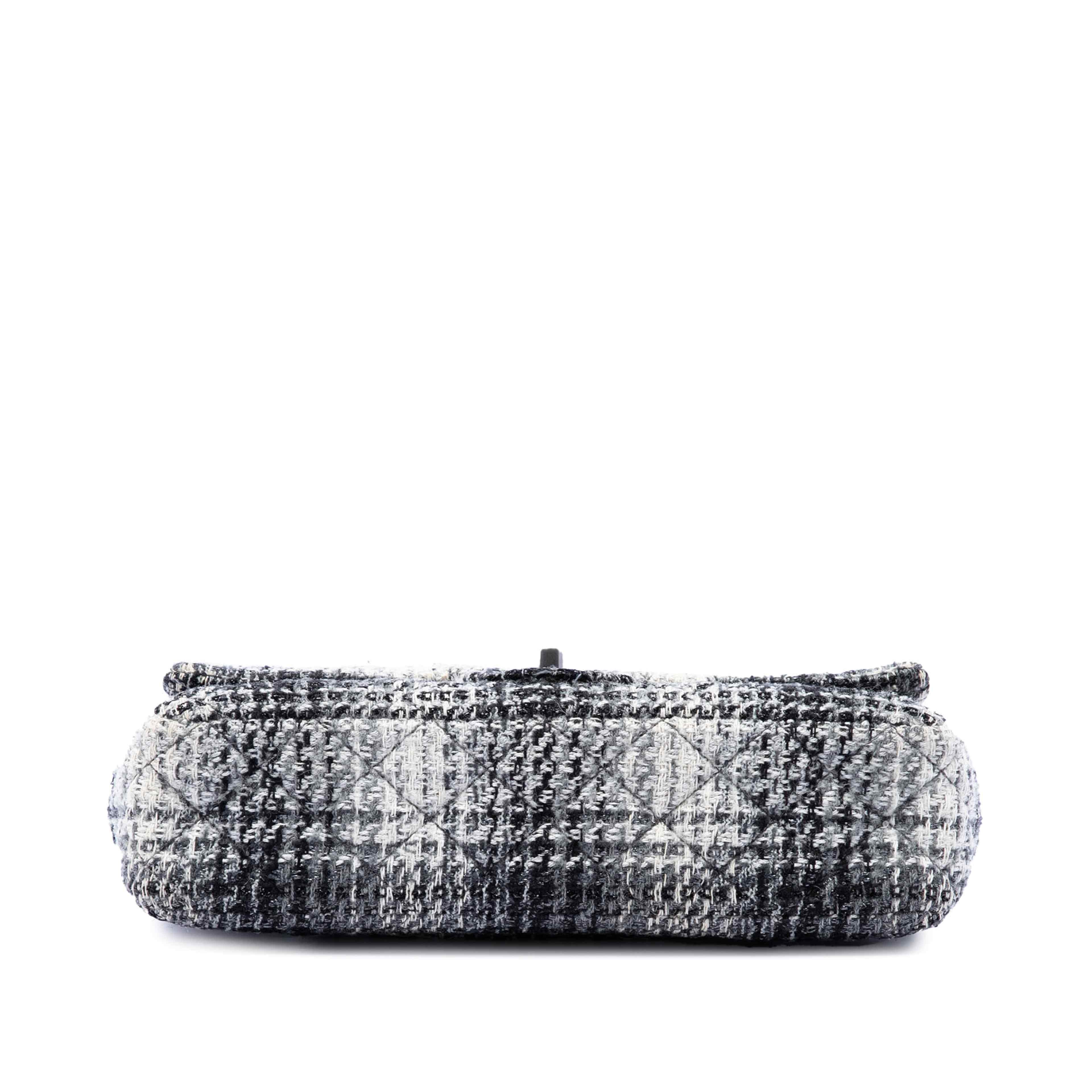 Chanel Medium Classic Quilted Tweed Double Flap, från Luxclusif, i färgen svart. Klicka för att öppna bilden i stort format