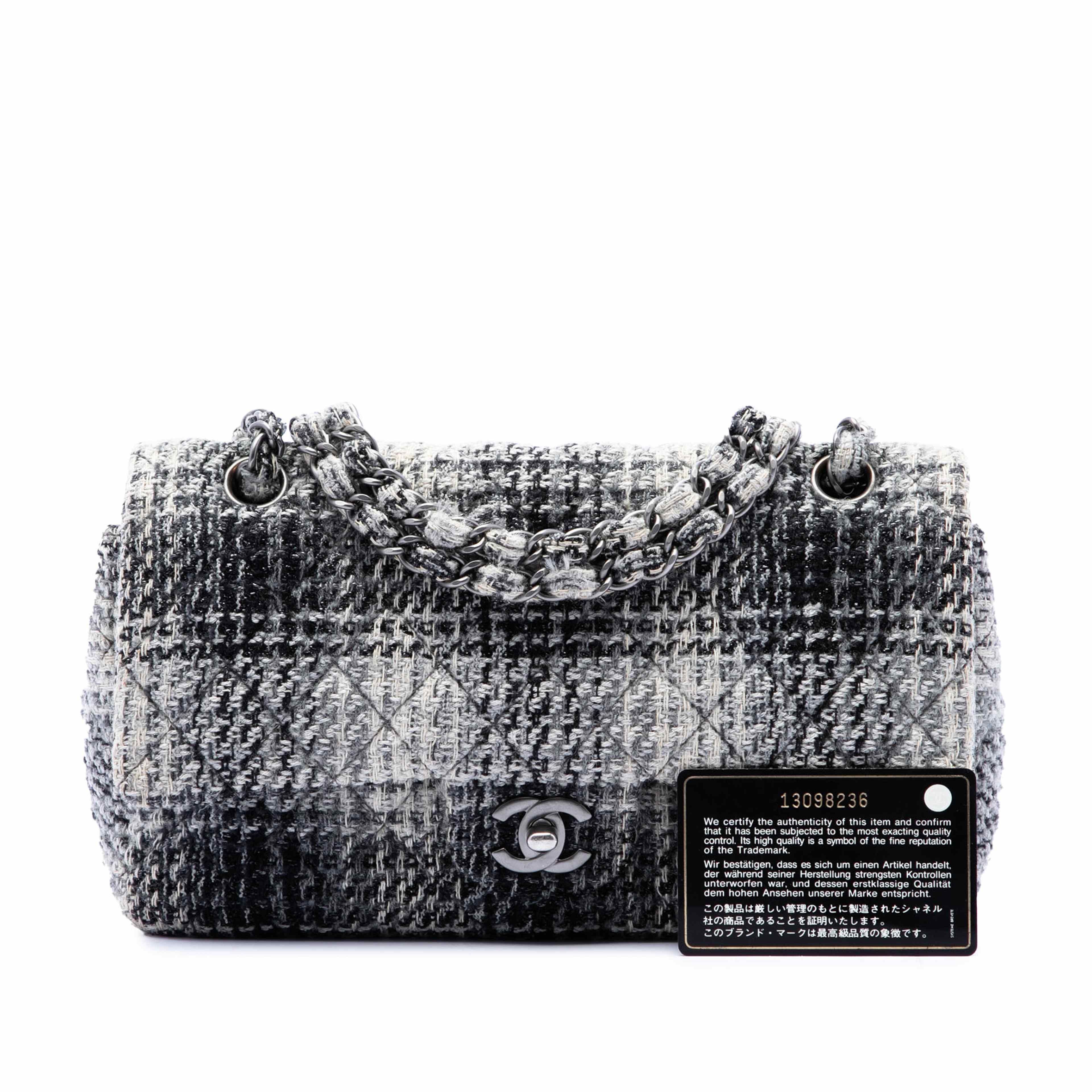 Chanel Medium Classic Quilted Tweed Double Flap, från Luxclusif, i färgen svart. Klicka för att öppna bilden i stort format
