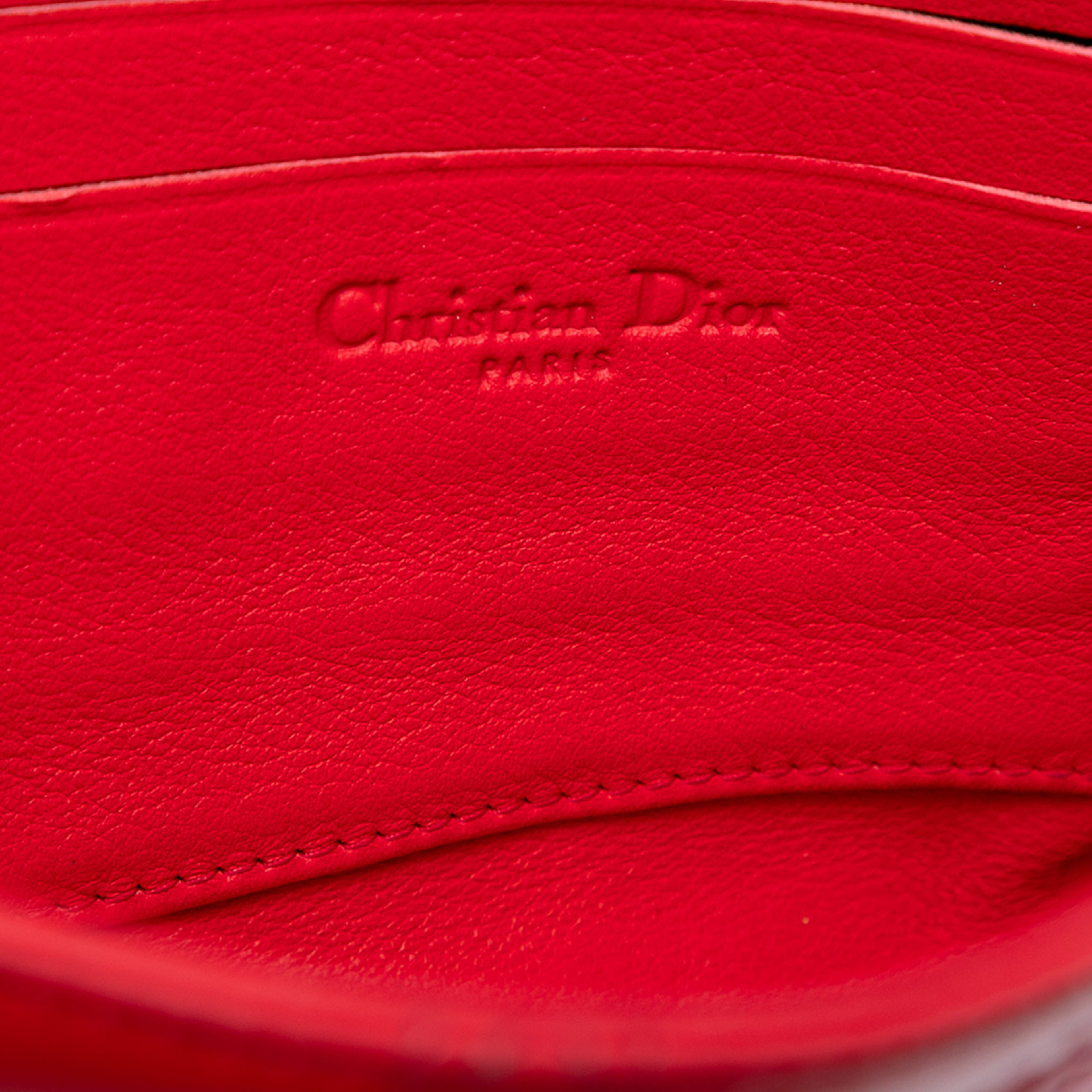 Dior Patent Cannage New Lock Pouch Crossbody, från Luxclusif, i färgen red. Klicka för att öppna bilden i stort format