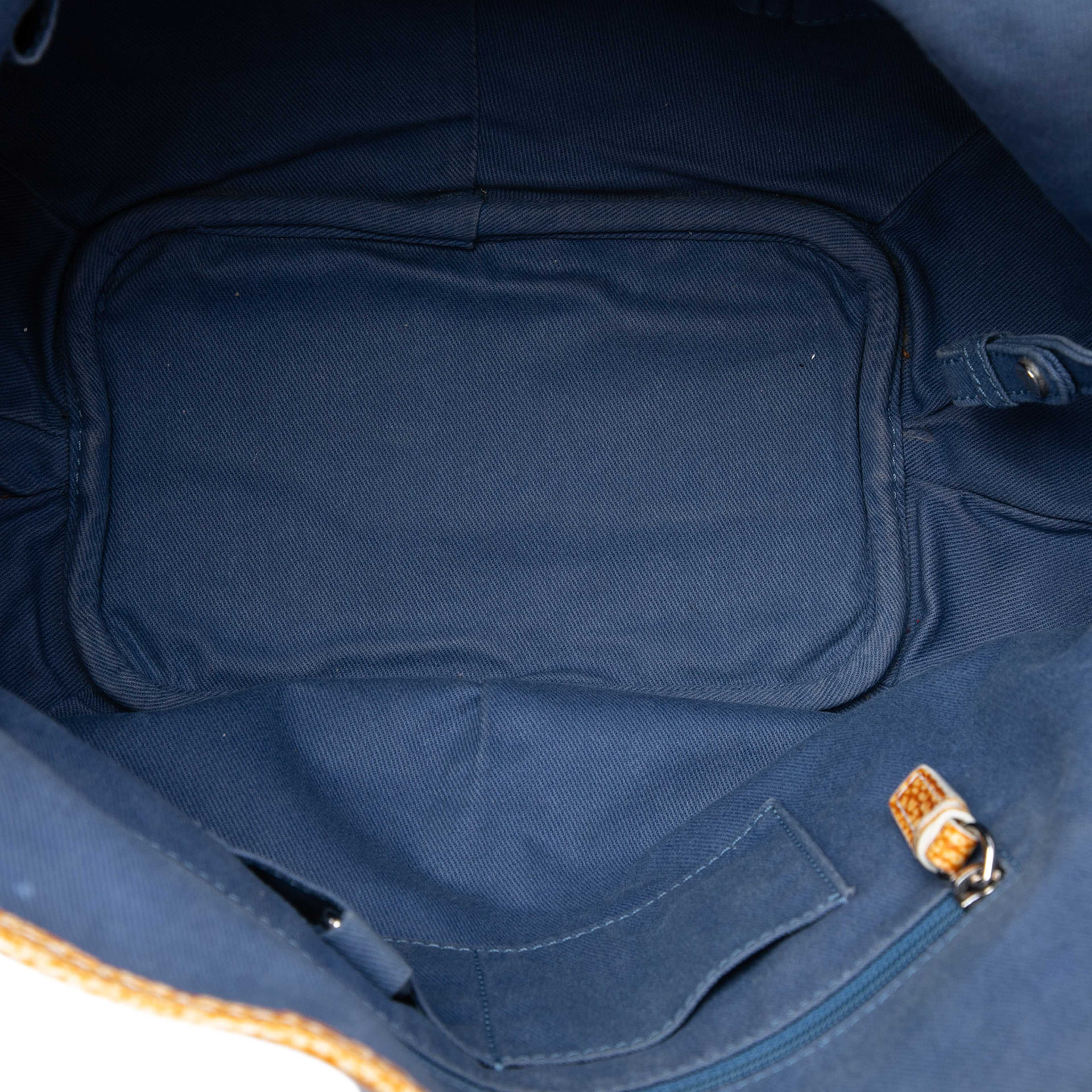 Celine Macadam Denim Bittersweet Hobo, från Luxclusif, i färgen vit. Klicka för att öppna bilden i stort format