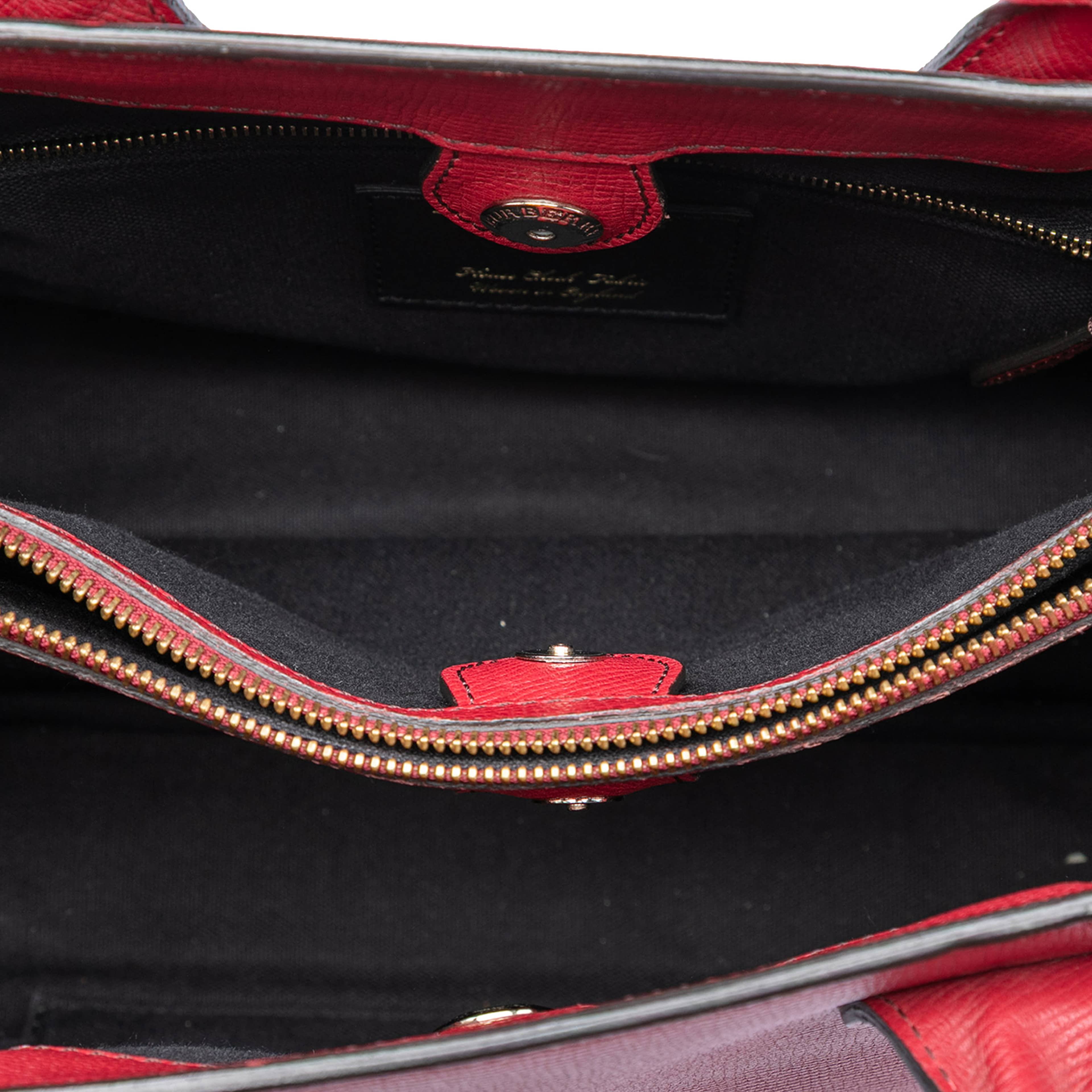 Burberry Medium Leather And House Check Banner Satchel, från Luxclusif, i färgen red. Klicka för att öppna bilden i stort format