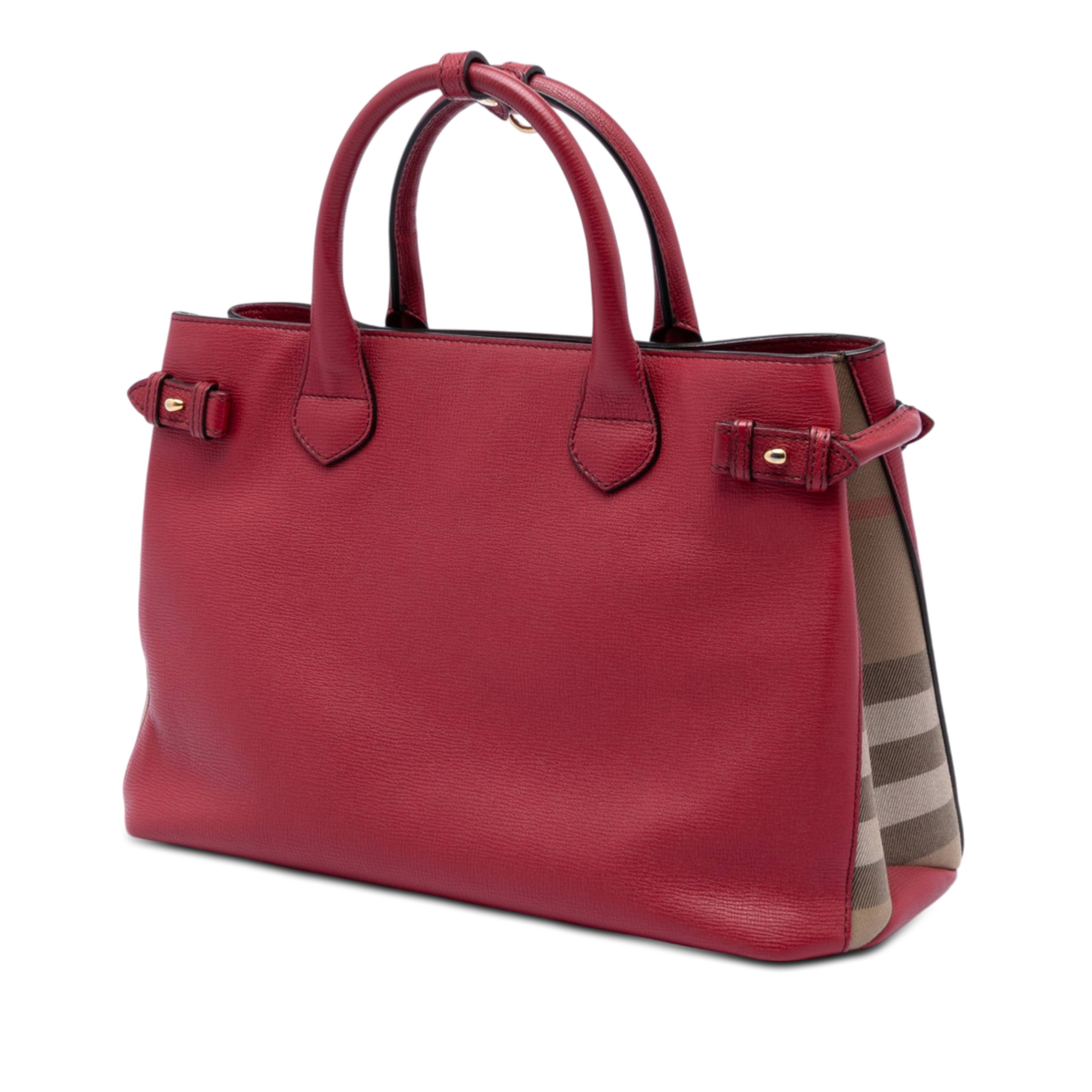 Burberry Medium Leather And House Check Banner Satchel, från Luxclusif, i färgen röd. Klicka för att öppna bilden i stort format