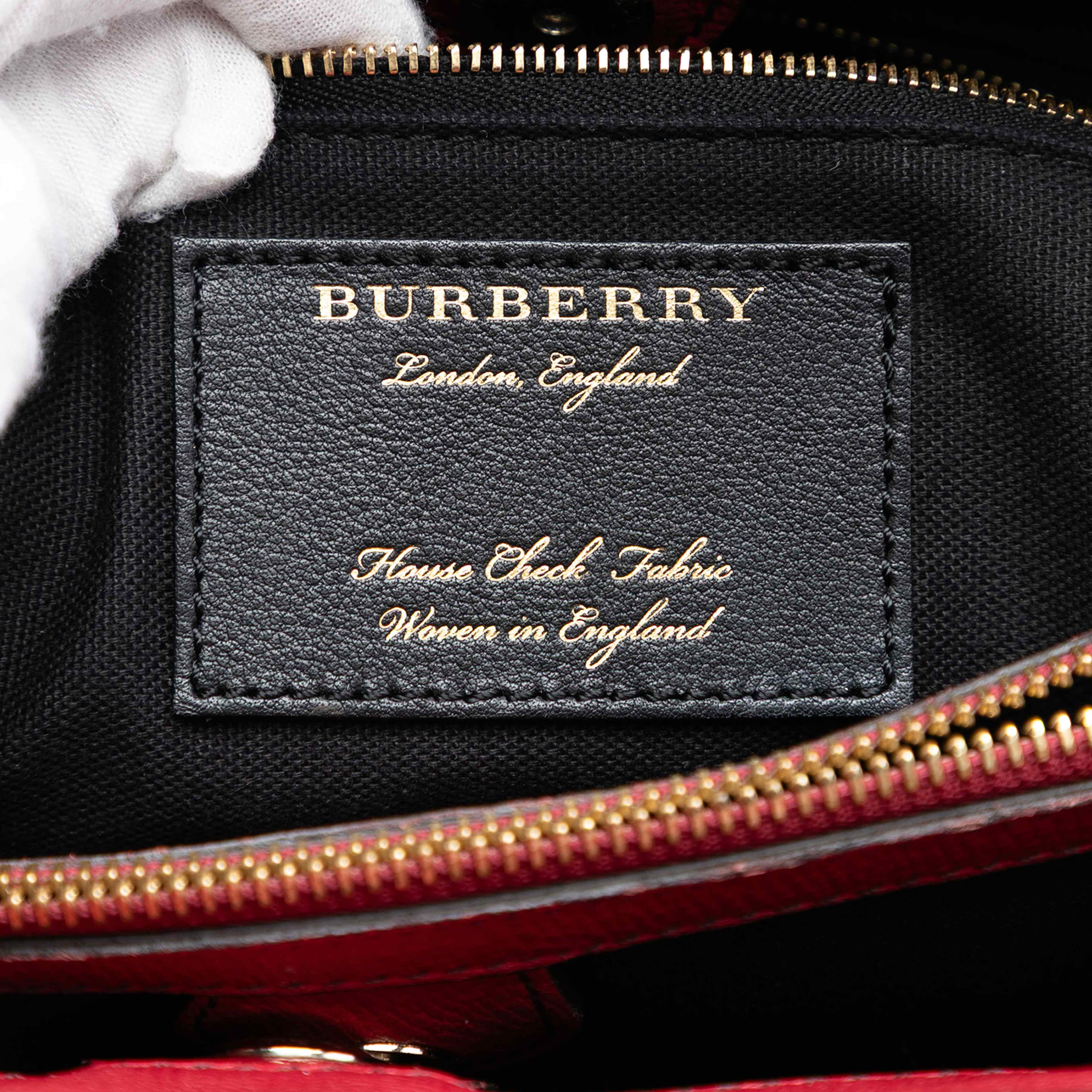 Burberry Medium Leather And House Check Banner Satchel, från Luxclusif, i färgen red. Klicka för att öppna bilden i stort format