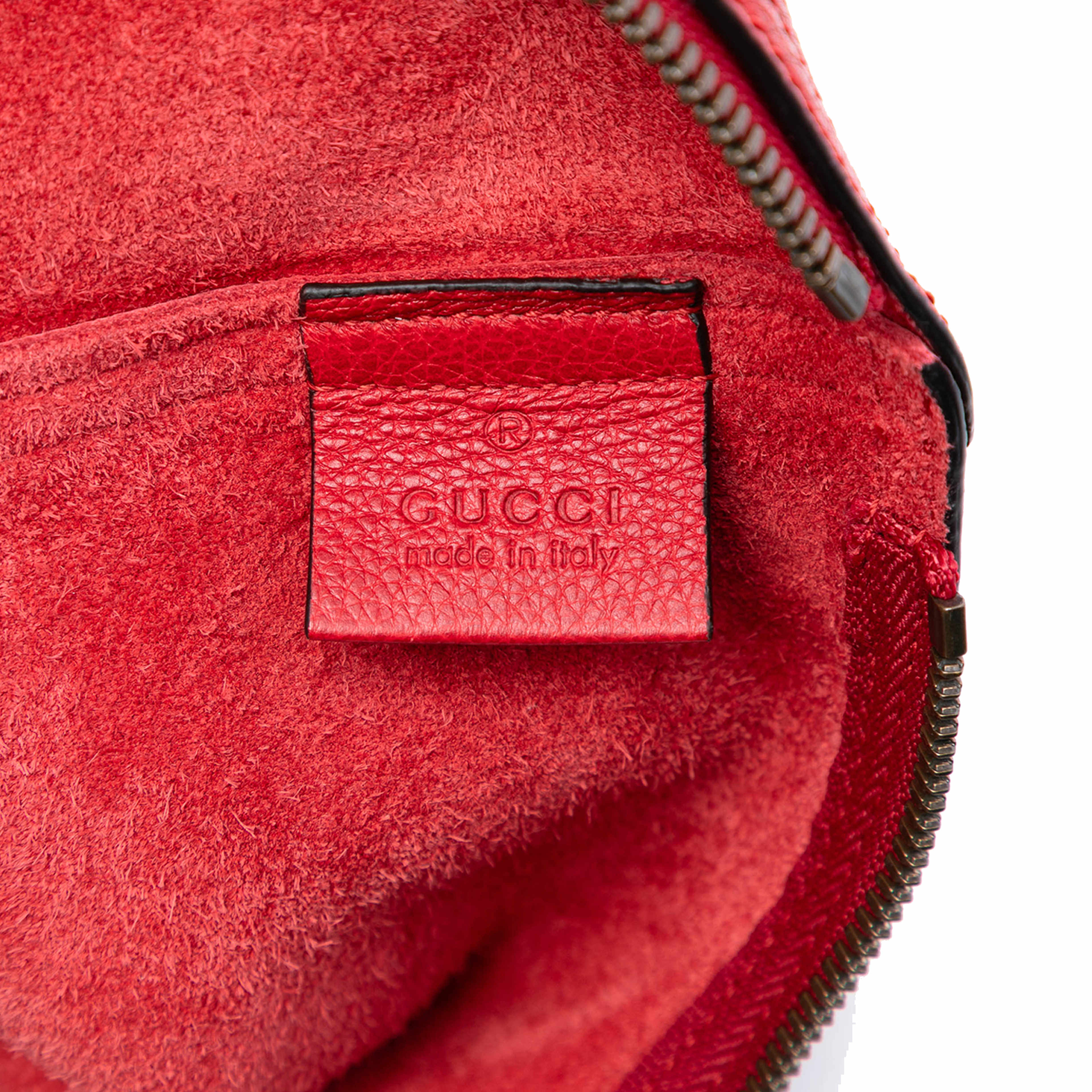 Gucci Medium Leather Logo Portfolio Clutch, från Luxclusif, i färgen red. Klicka för att öppna bilden i stort format