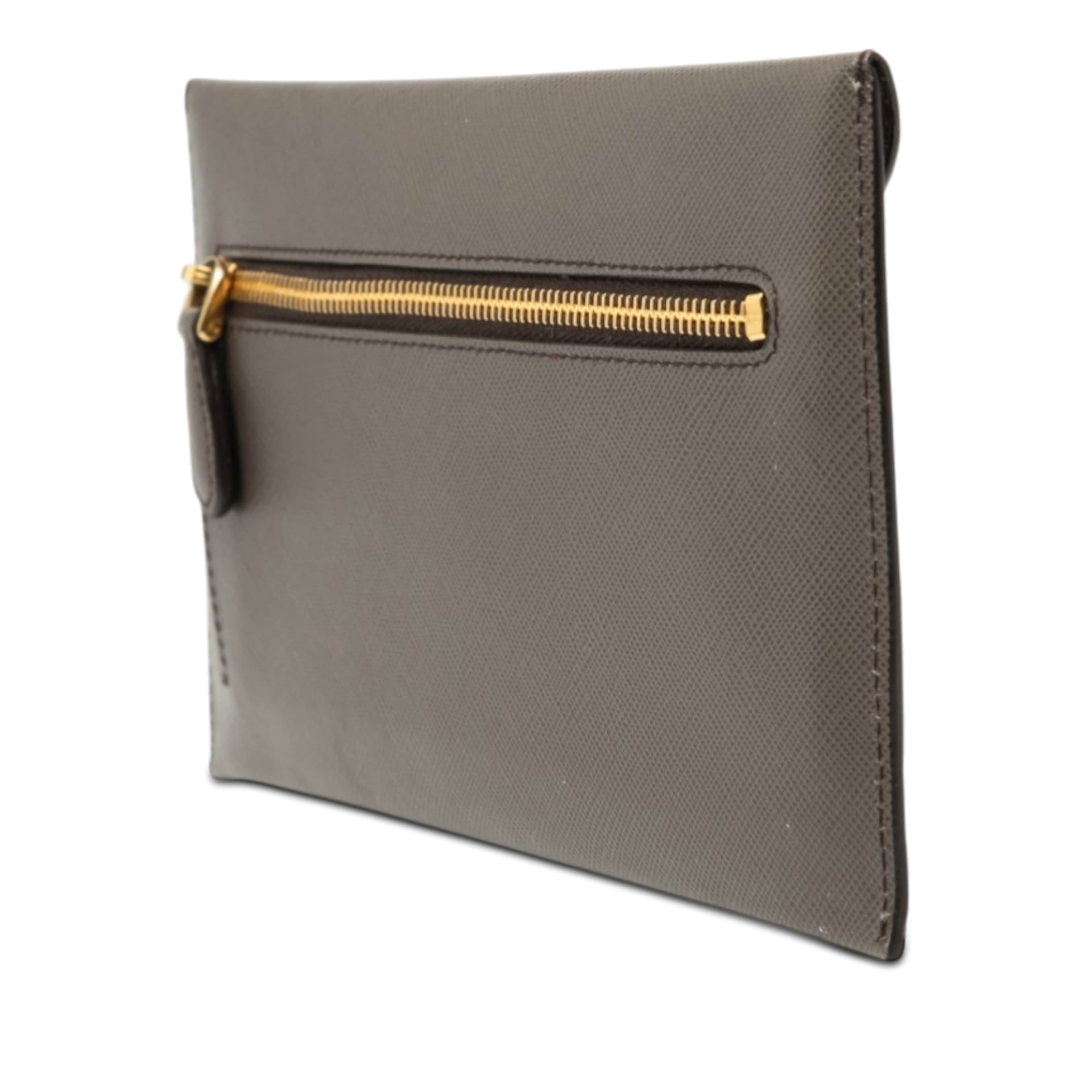 Prada Saffiano Envelope Clutch, från Luxclusif, i färgen dark gray. Klicka för att öppna bilden i stort format