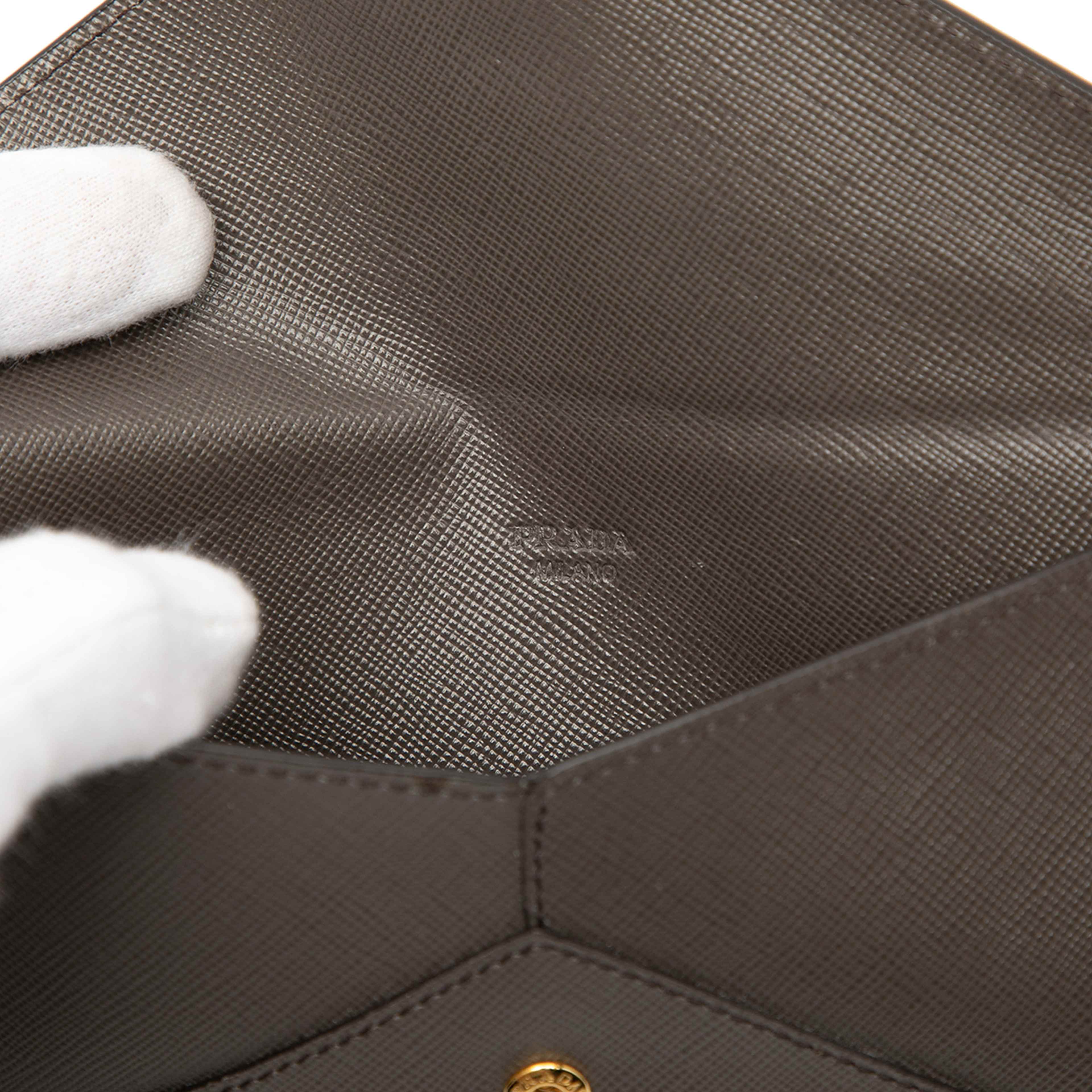 Prada Saffiano Envelope Clutch, från Luxclusif, i färgen dark gray. Klicka för att öppna bilden i stort format