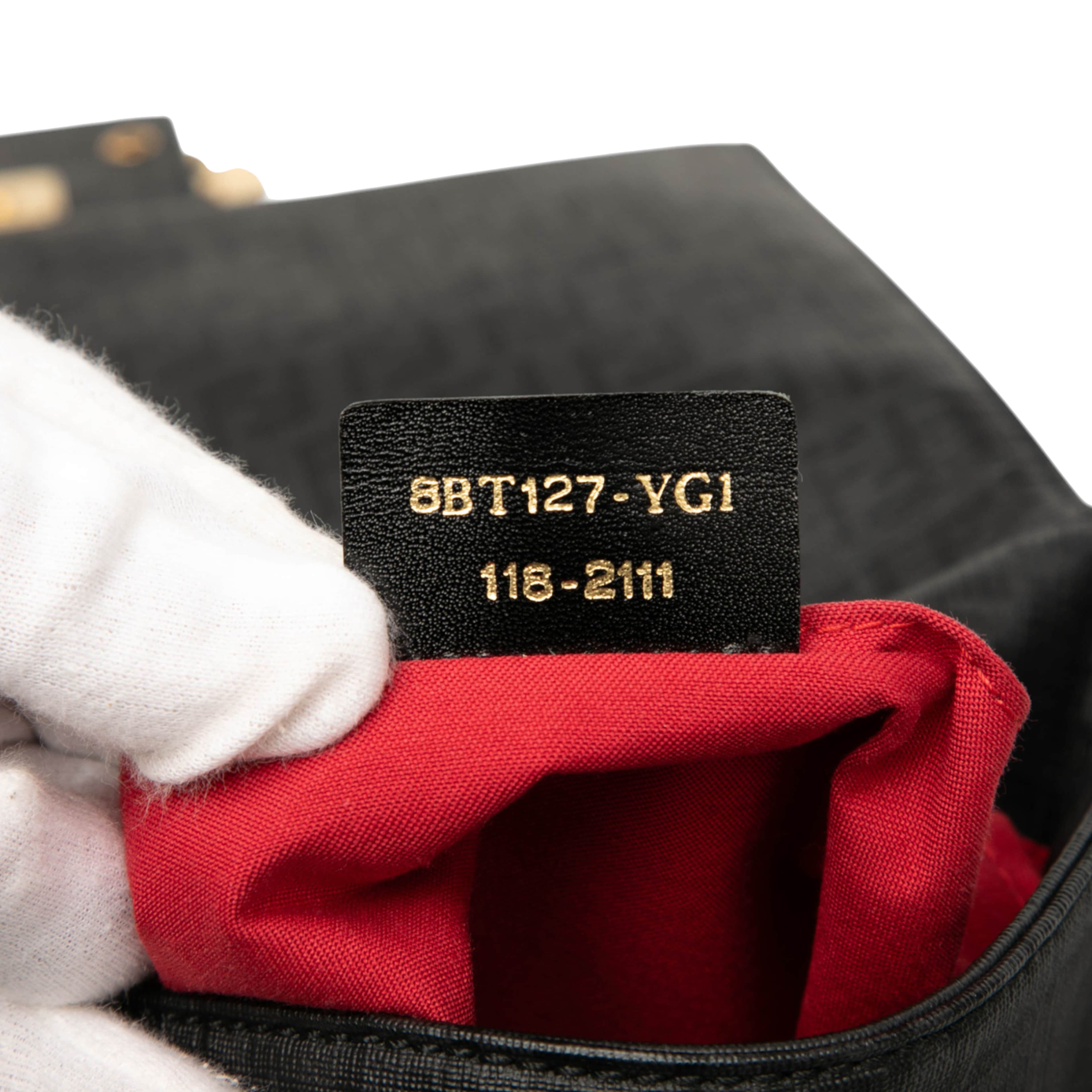 Fendi Zucchino Spalmati Crossbody, från Luxclusif, i färgen black. Klicka för att öppna bilden i stort format