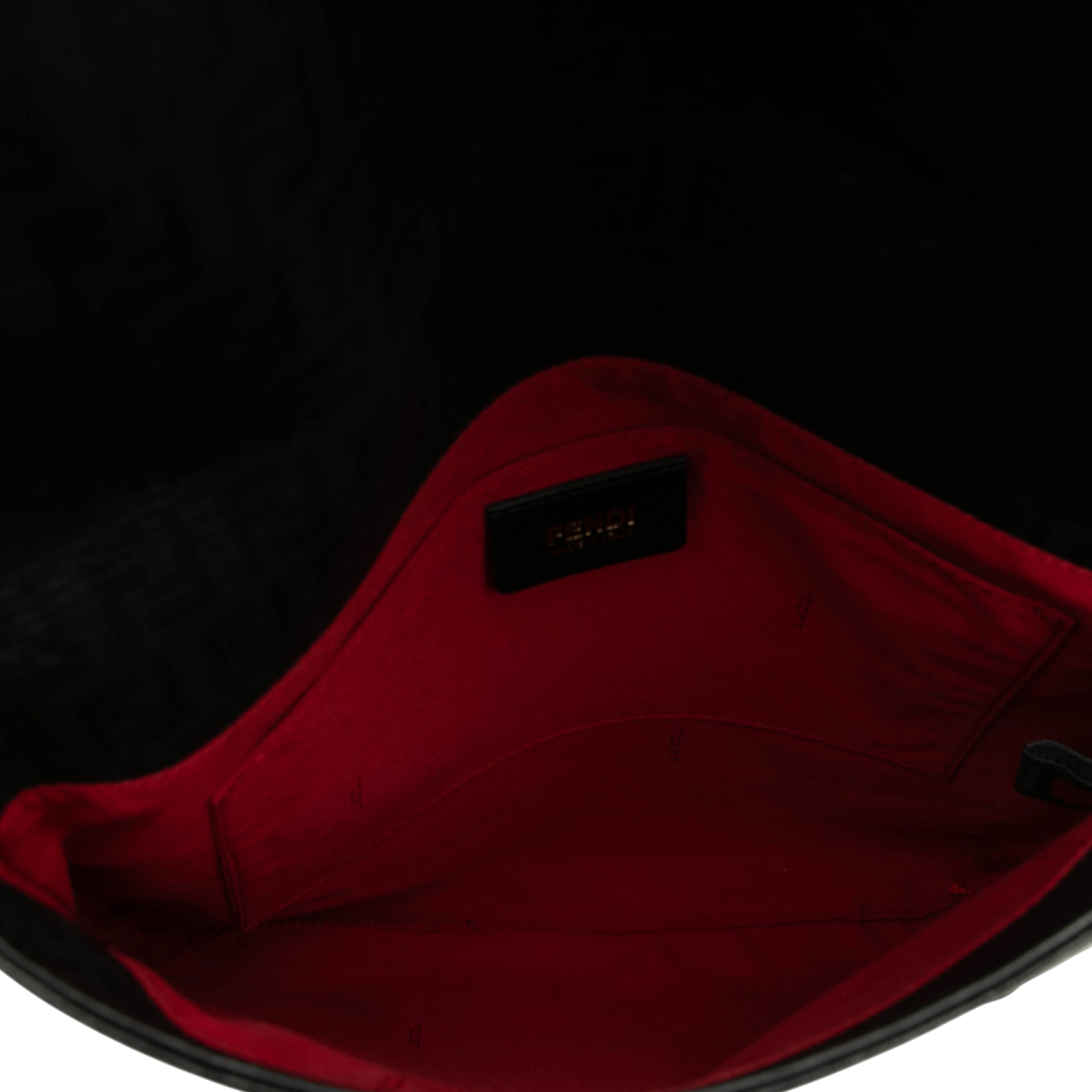 Fendi Zucchino Spalmati Crossbody, från Luxclusif, i färgen black. Klicka för att öppna bilden i stort format