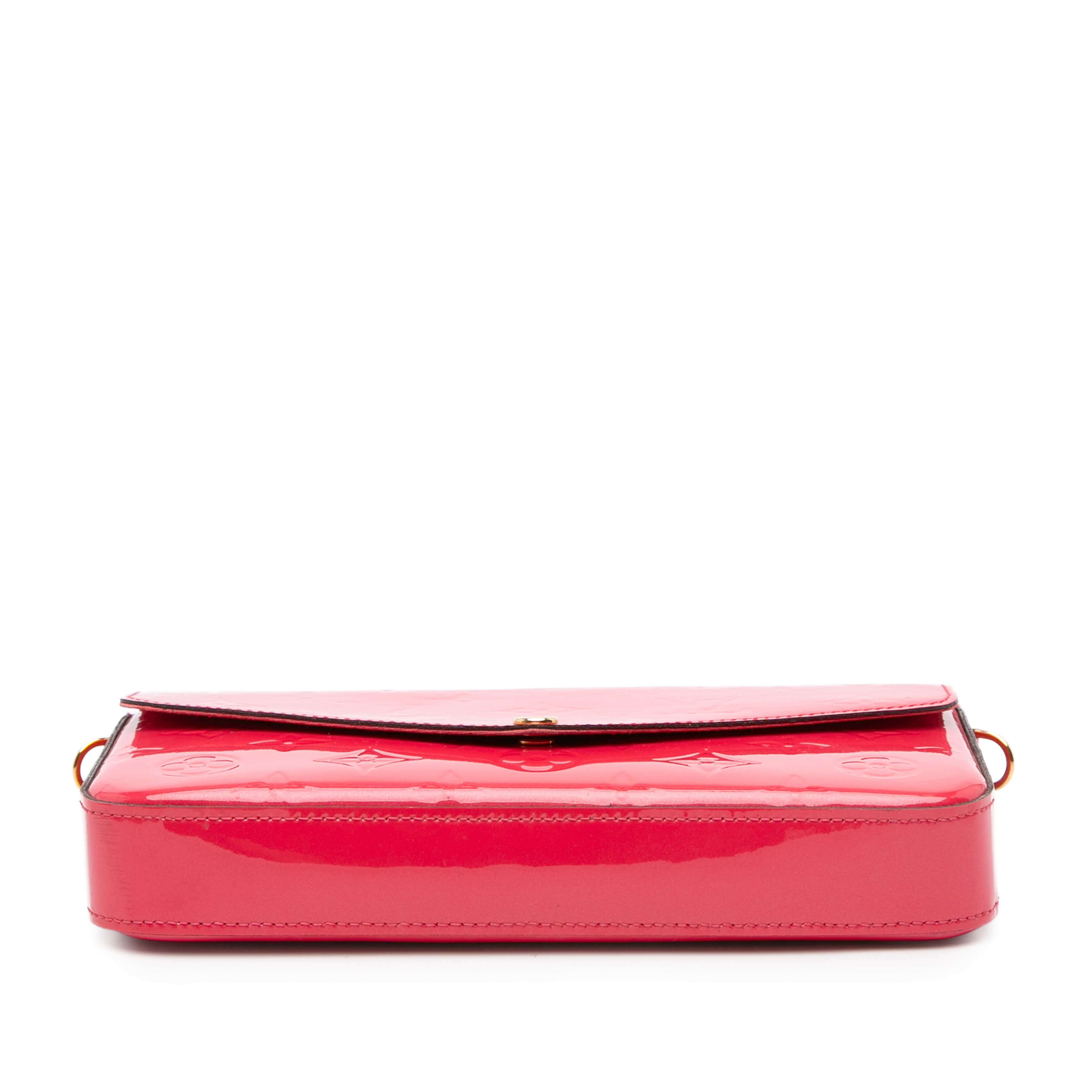 Louis Vuitton Monogram Vernis Pochette Felicie, från Luxclusif, i färgen red. Klicka för att öppna bilden i stort format