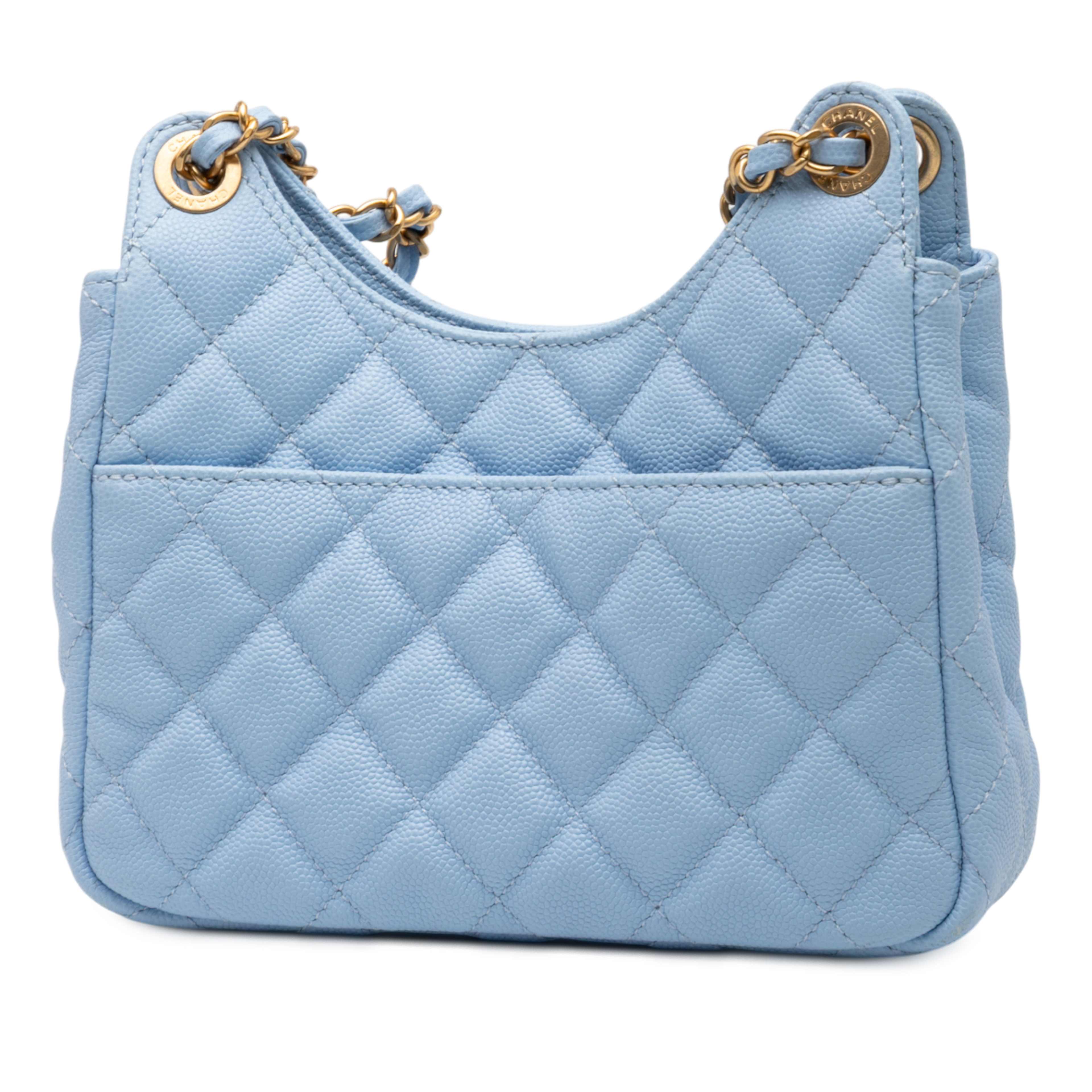 Chanel Small Quitled Caviar Wavy Cc Hobo, från Luxclusif, i färgen light blue. Klicka för att öppna bilden i stort format
